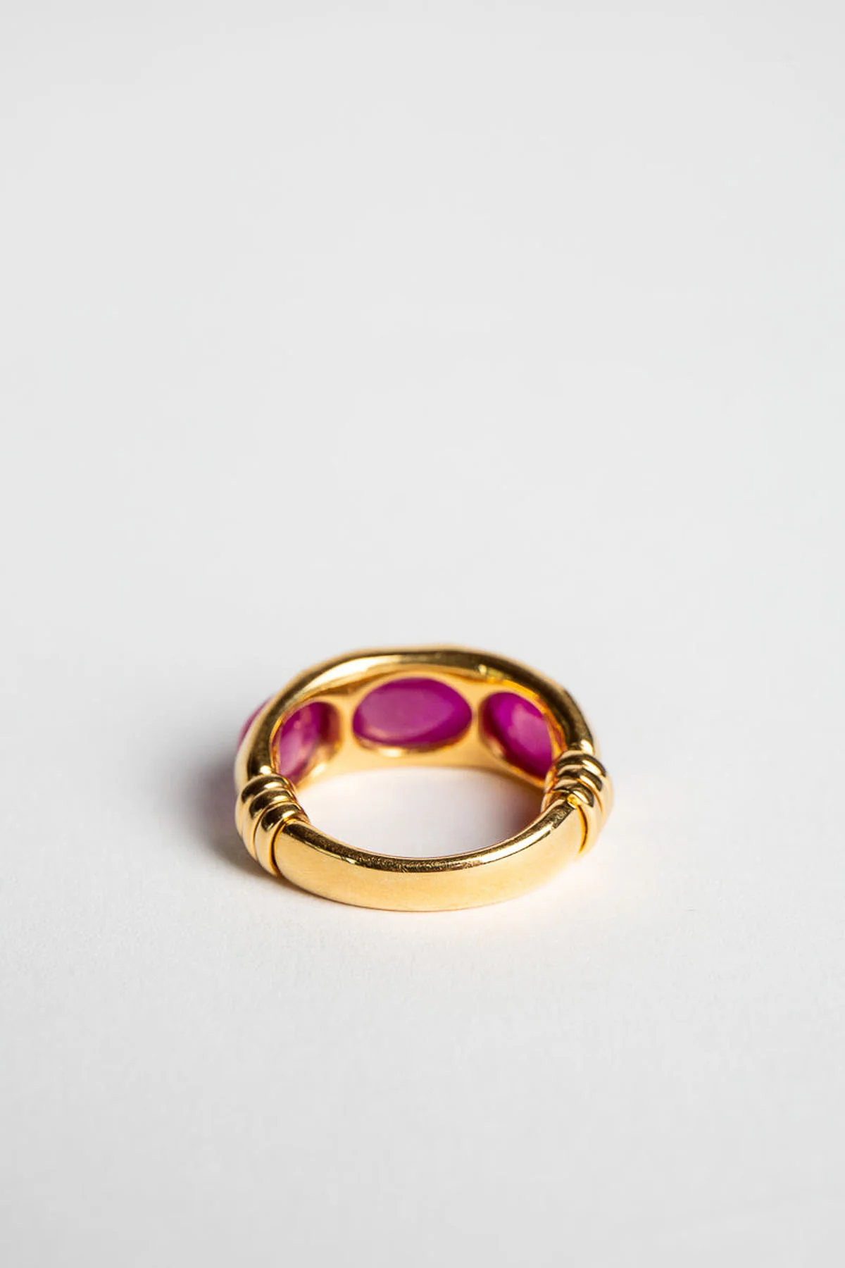 ADI HANDMADE | YELLOW GOLD AND RUBY TRIO RING - Image 3