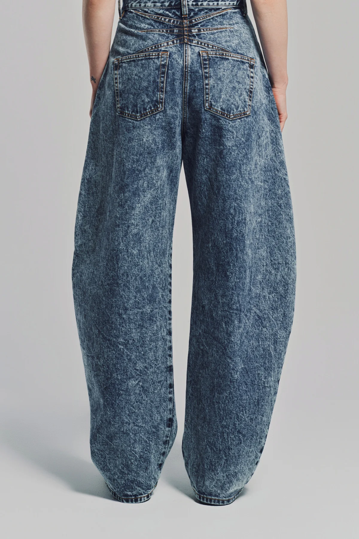 ALAÏA | HIGH WAISTED ROUND JEANS - Image 4