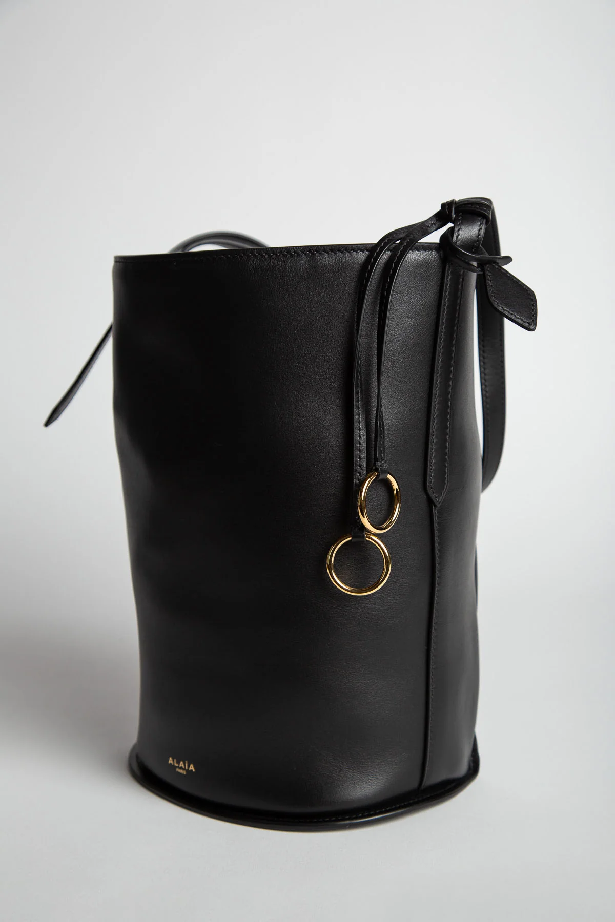 ALAÏA | HIP SMALL BUCKET IN CALFSKIN - Image 2