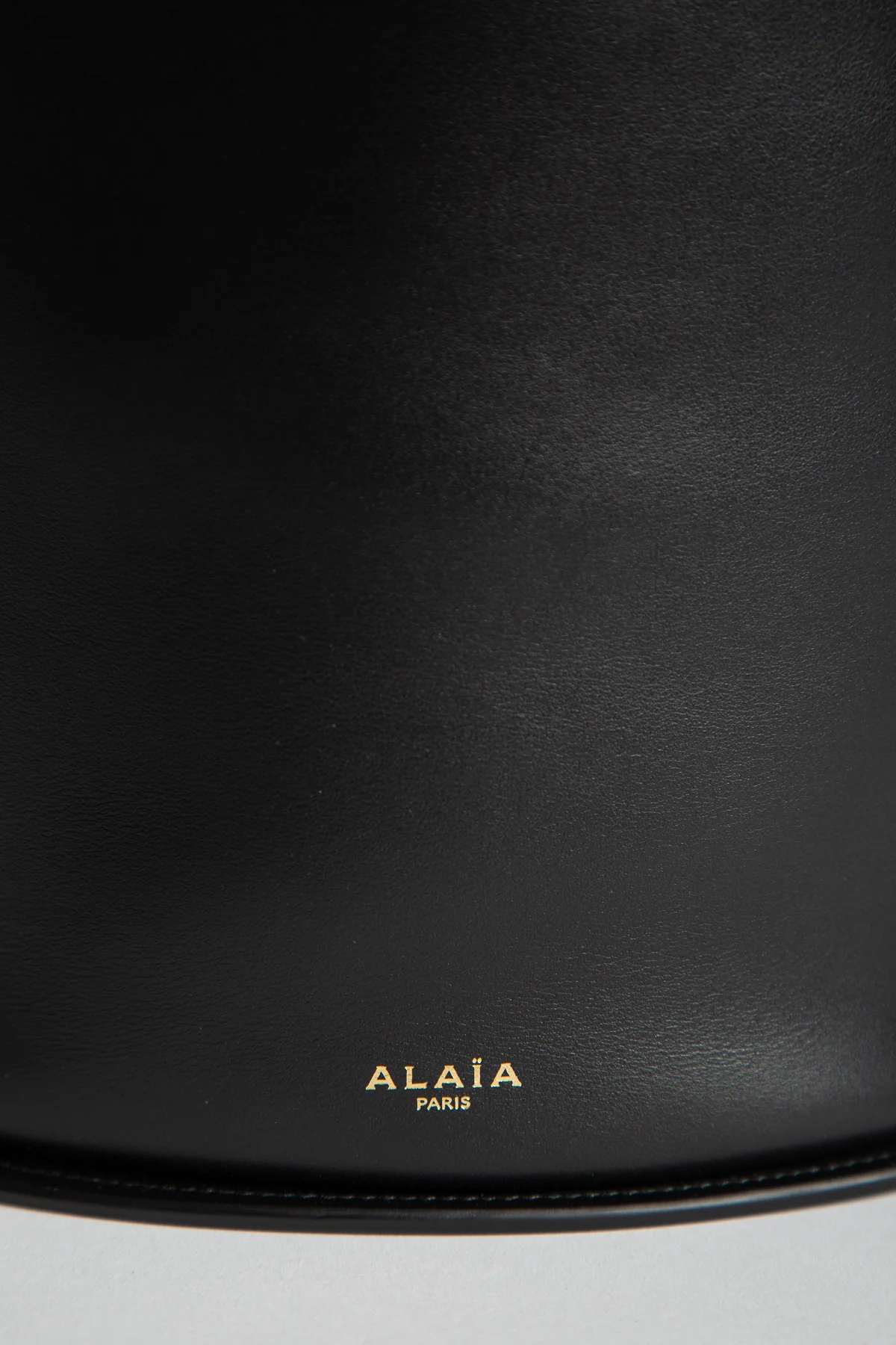 ALAÏA | HIP SMALL BUCKET IN CALFSKIN - Image 4