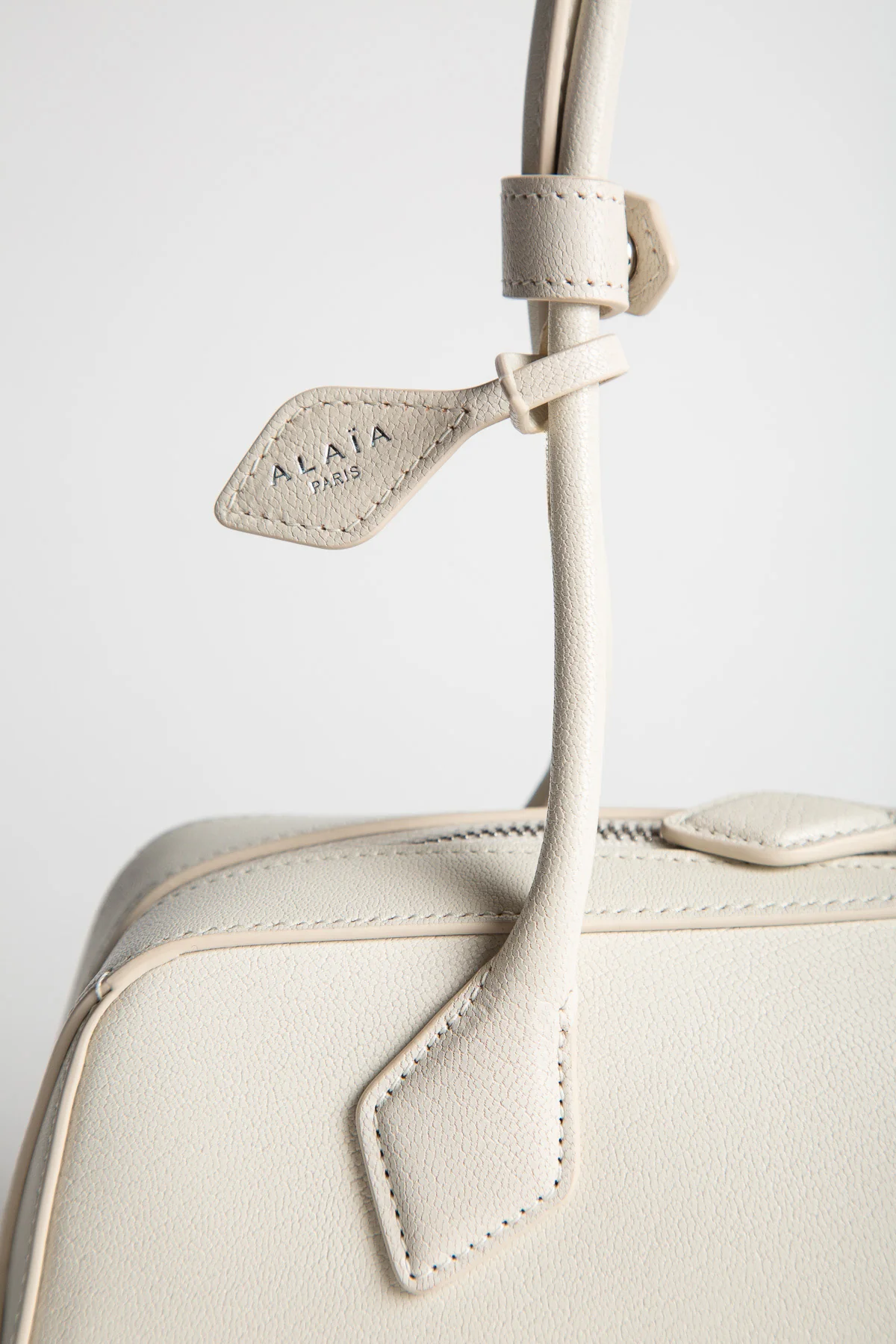 ALAÏA | LE TECKEL MEDIUM BAG IN GOATSKIN - Image 4