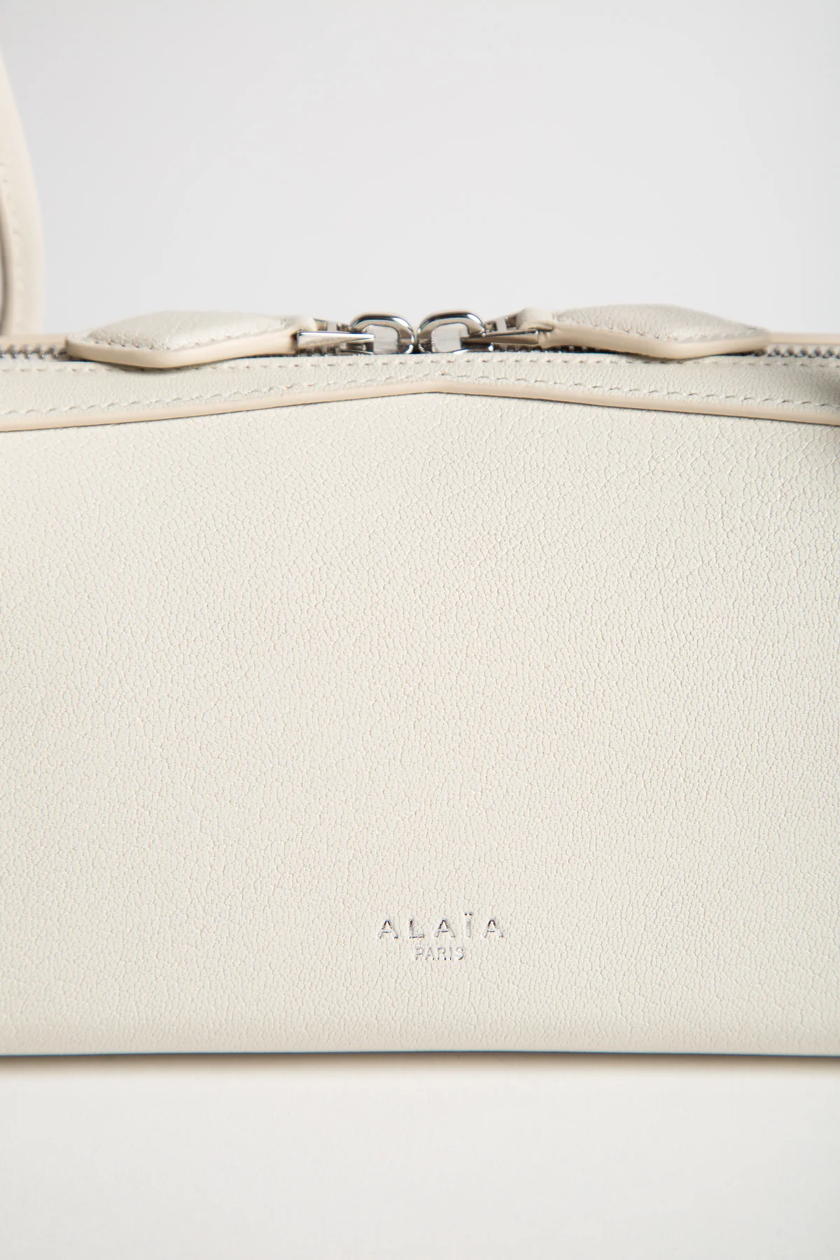 ALAÏA | LE TECKEL MEDIUM BAG IN GOATSKIN - Image 5