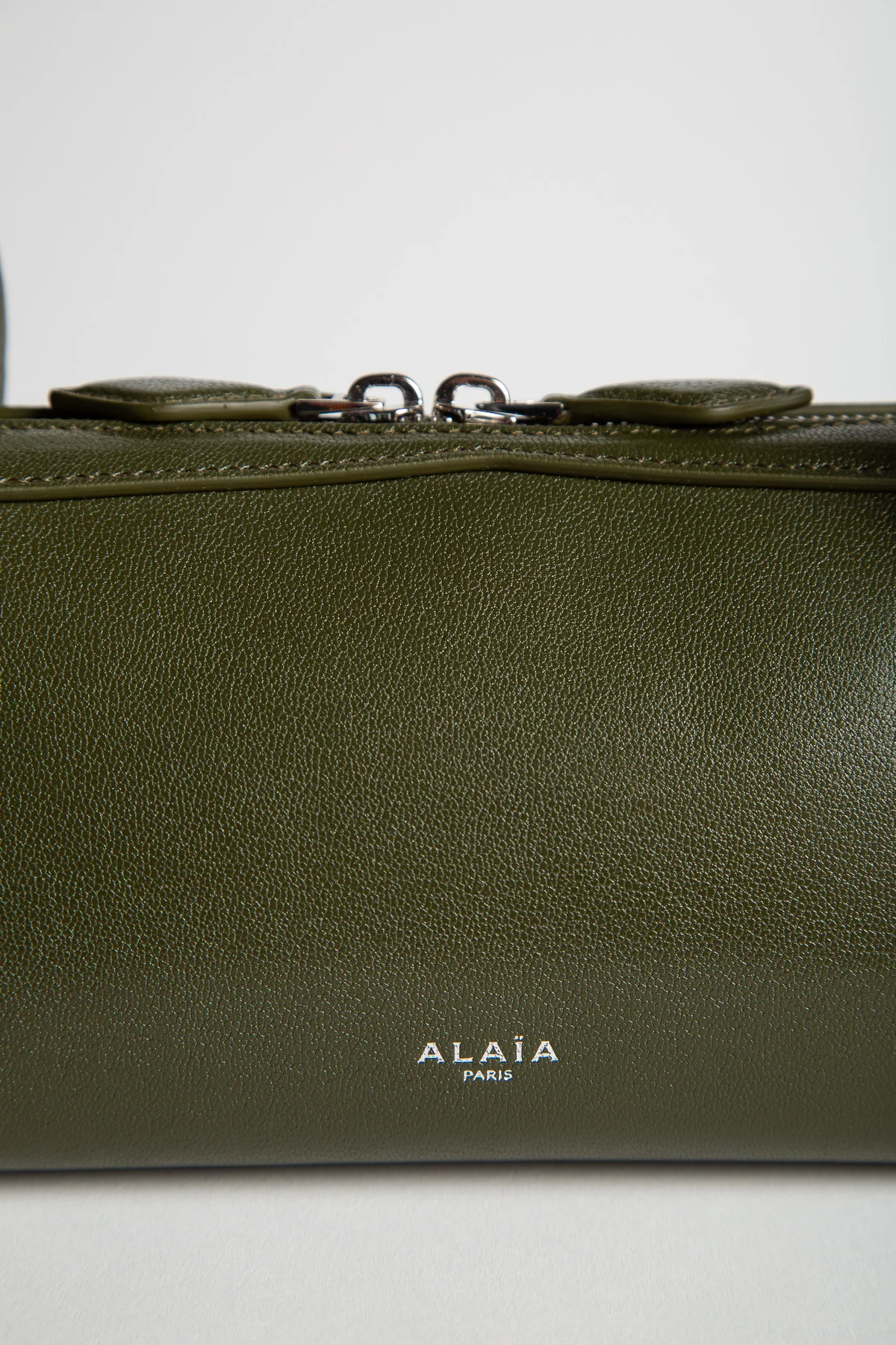 ALAÏA | LE TECKEL MEDIUM BAG IN GOATSKIN - Image 10