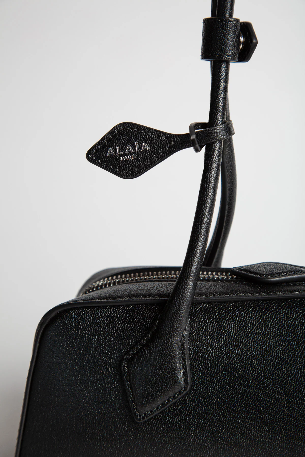 ALAÏA | LE TECKEL MEDIUM BAG IN GOATSKIN - Image 5