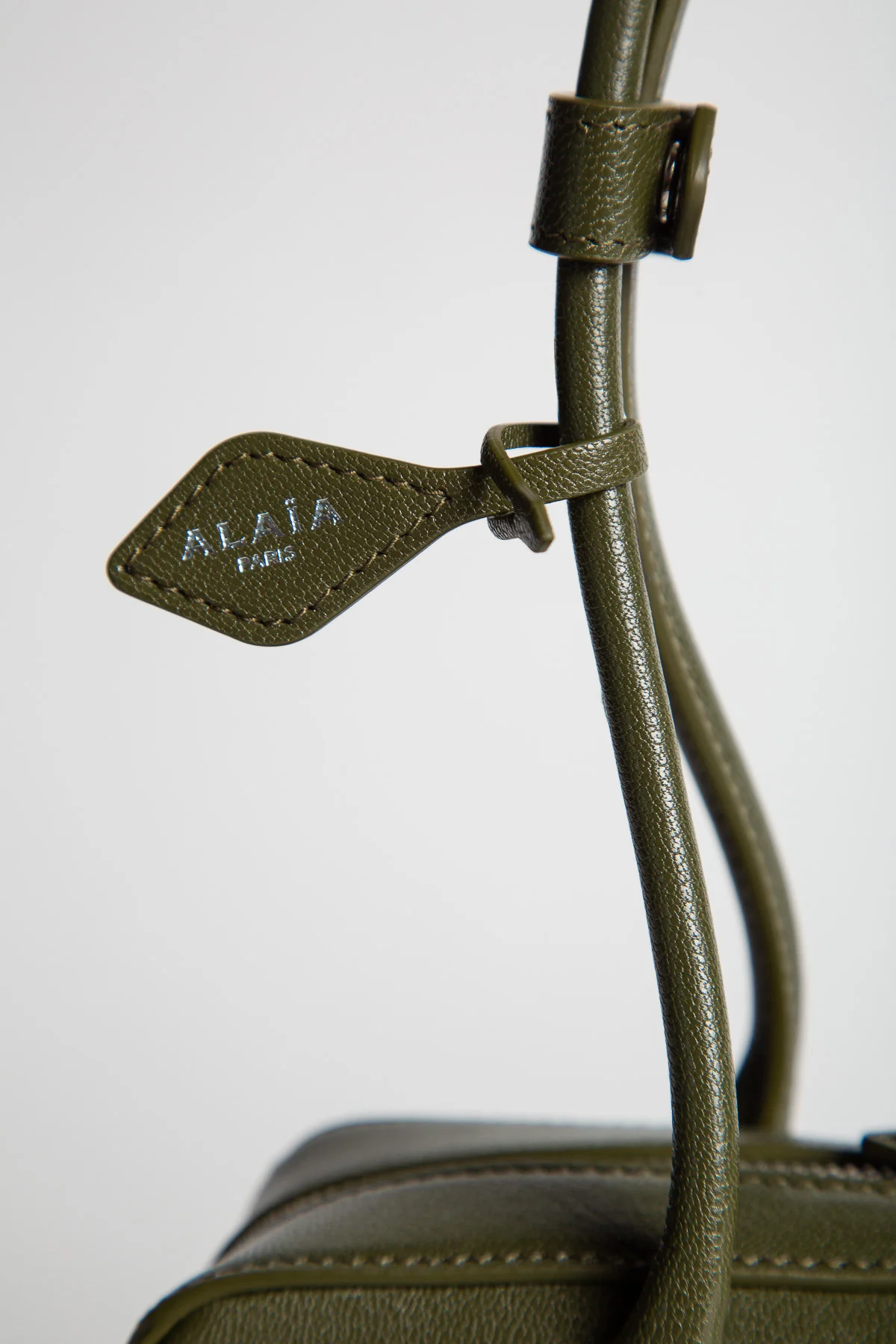 ALAÏA | LE TECKEL MEDIUM BAG IN GOATSKIN - Image 9