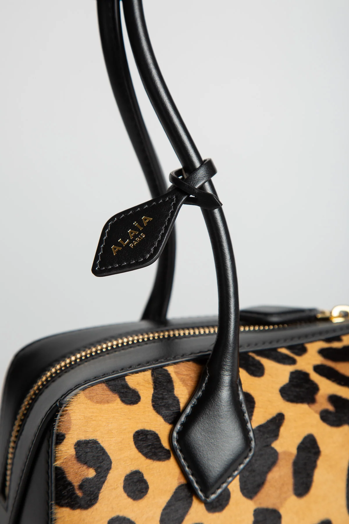 ALAÏA | LE TECKEL MEDIUM BAG IN LEOPARD HAIRCALF - Image 3
