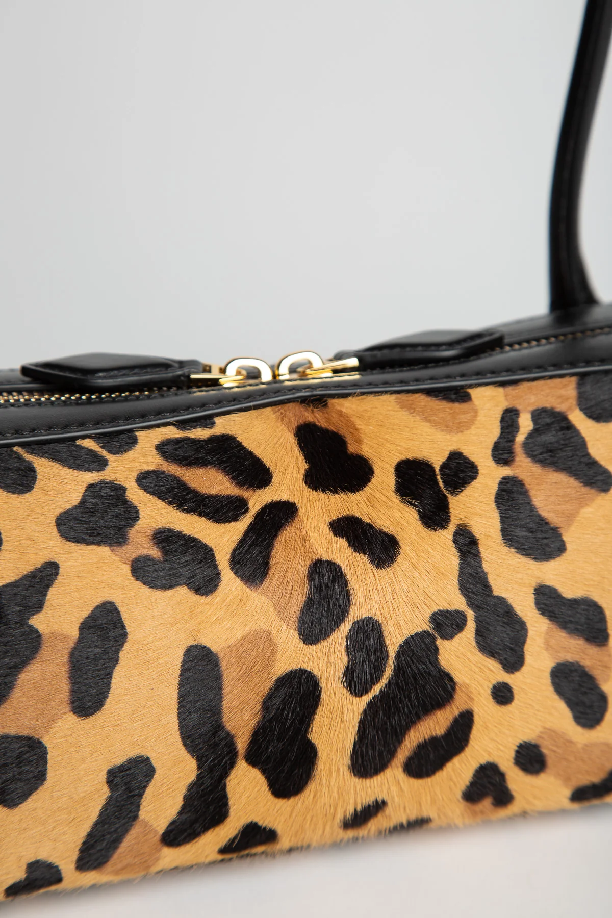 ALAÏA | LE TECKEL MEDIUM BAG IN LEOPARD HAIRCALF - Image 4