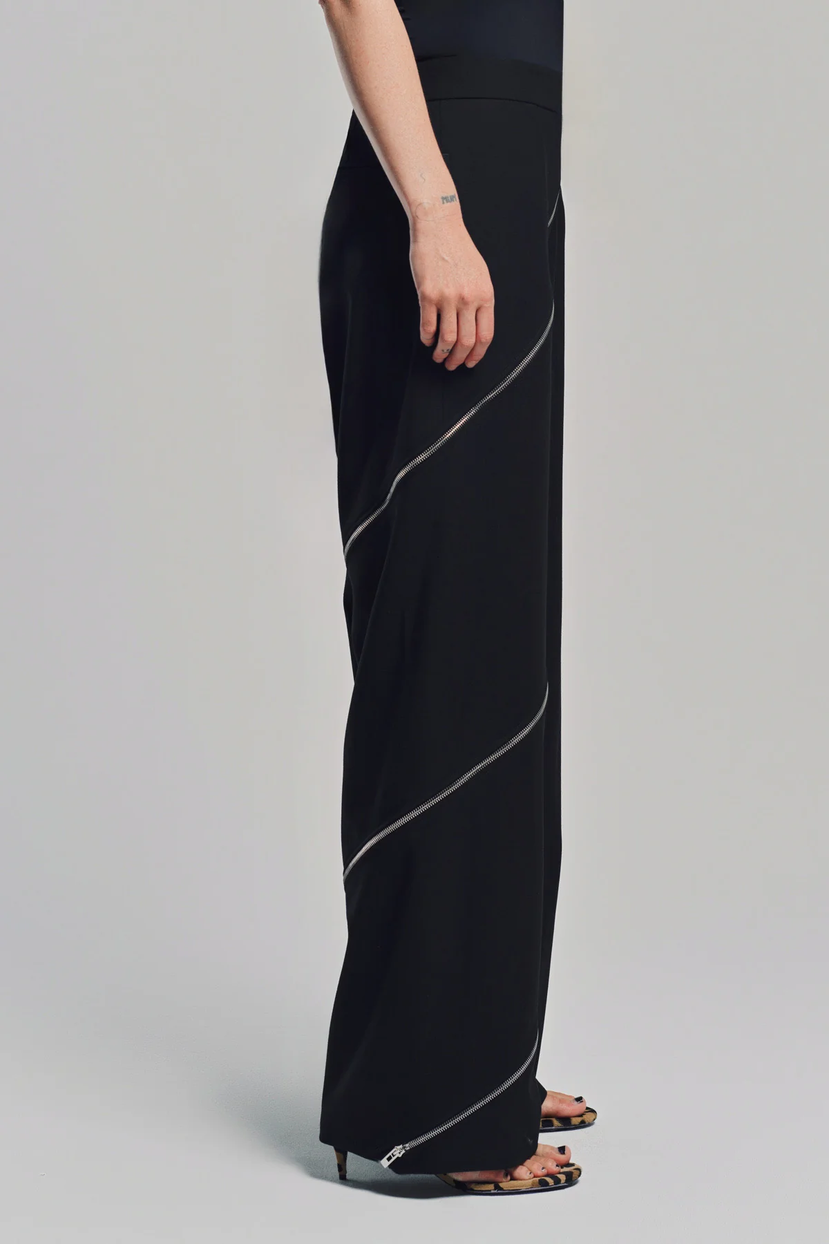 ALAÏA | ZIP-UP SPIRAL PANTS - Image 4
