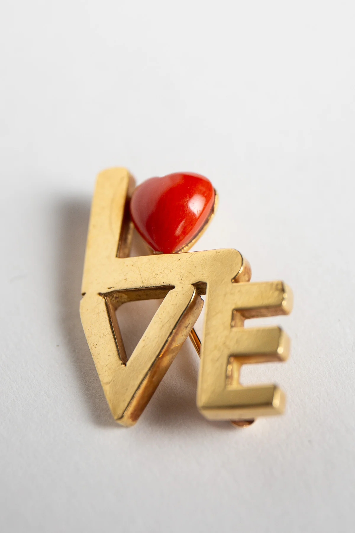 ALDO CIPULLO FOR CARTIER | 1971 18K YELLOW GOLD LOVE PIN - Image 3