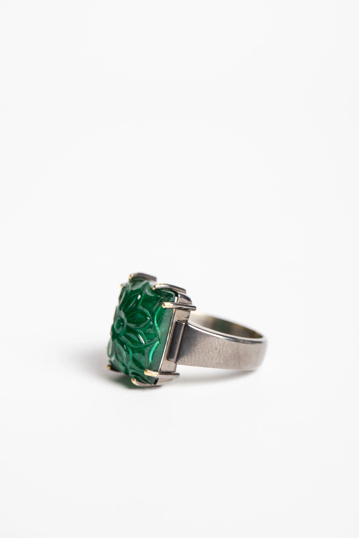AMRAPALI LONDON | 18K YELLOW GOLD, BLACK RHODIUM, AND EMERALD PANNA RING - Image 2