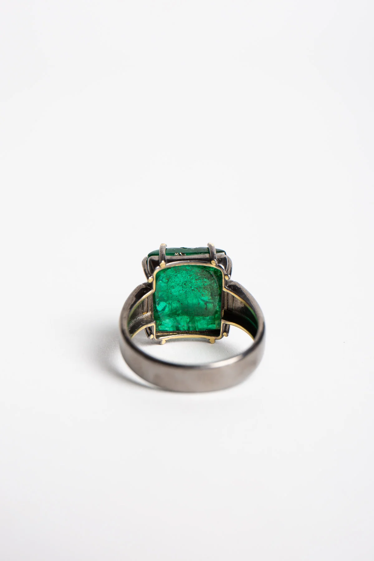 AMRAPALI LONDON | 18K YELLOW GOLD, BLACK RHODIUM, AND EMERALD PANNA RING - Image 3