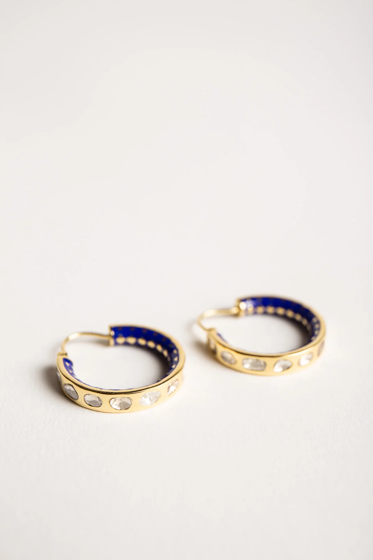 AMRAPALI LONDON | 18K YELLOW GOLD ENAMEL DIAMOND HOOP EARRINGS - Image 2