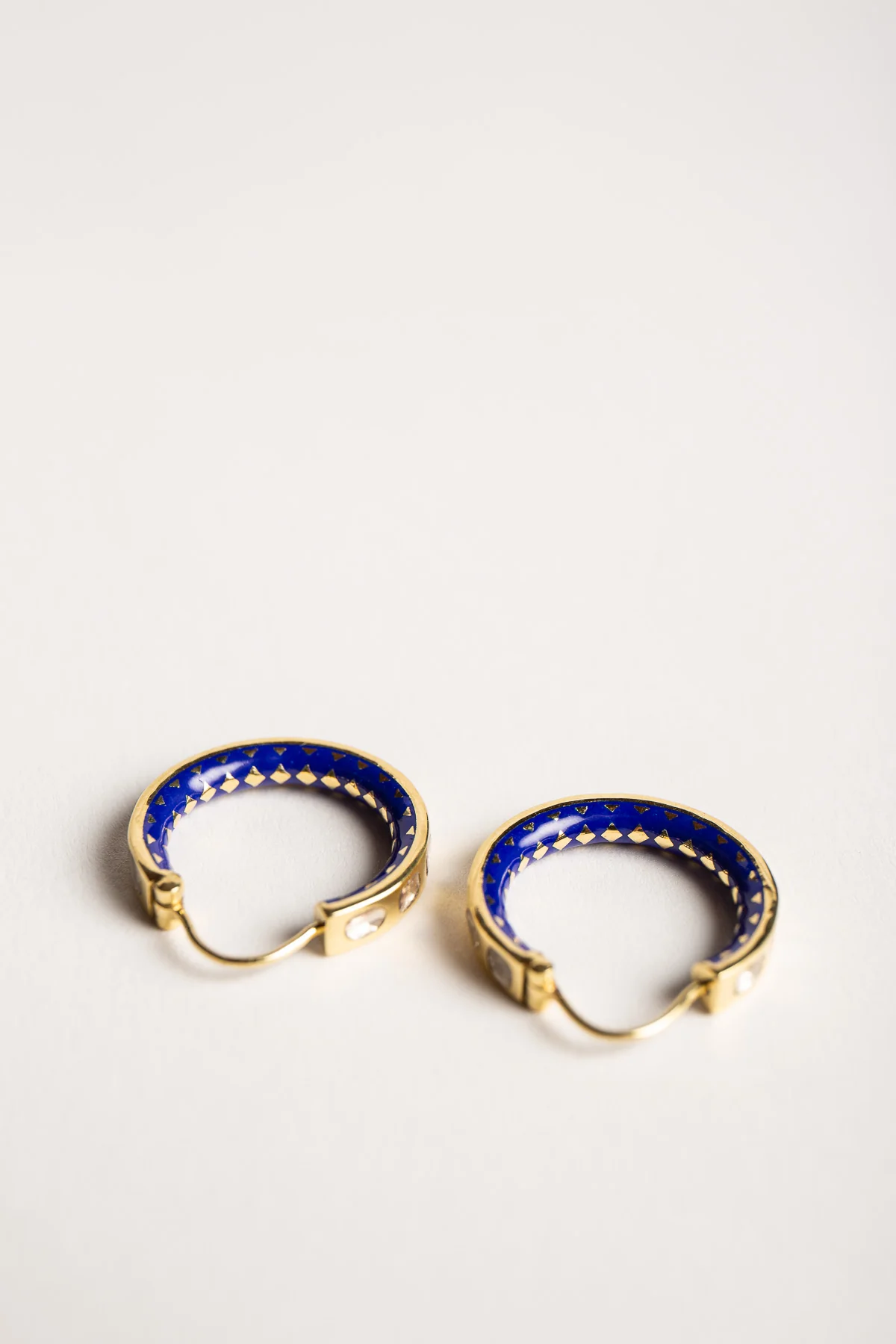 AMRAPALI LONDON | 18K YELLOW GOLD ENAMEL DIAMOND HOOP EARRINGS - Image 3