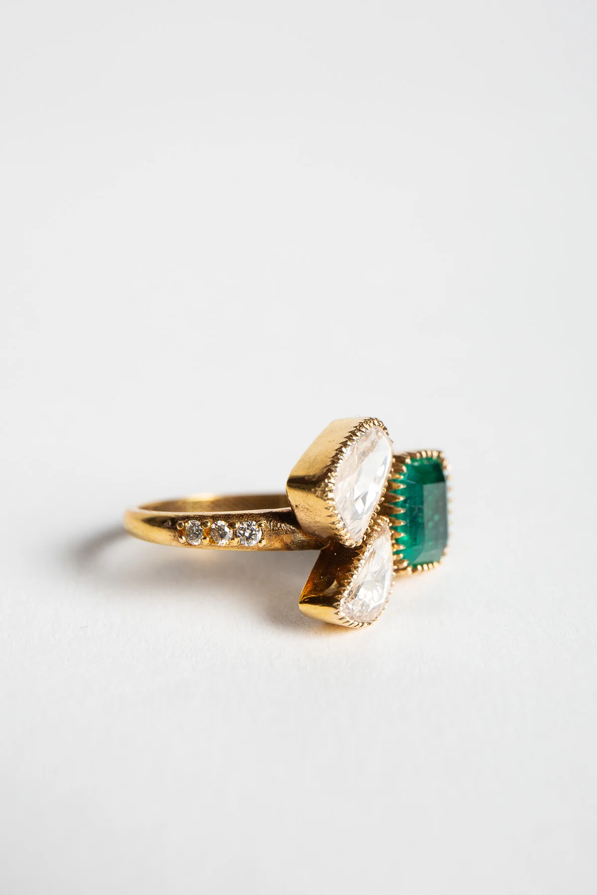 AMRAPALI LONDON | YELLOW GOLD EMERALD & DIAMOND RING - Image 2