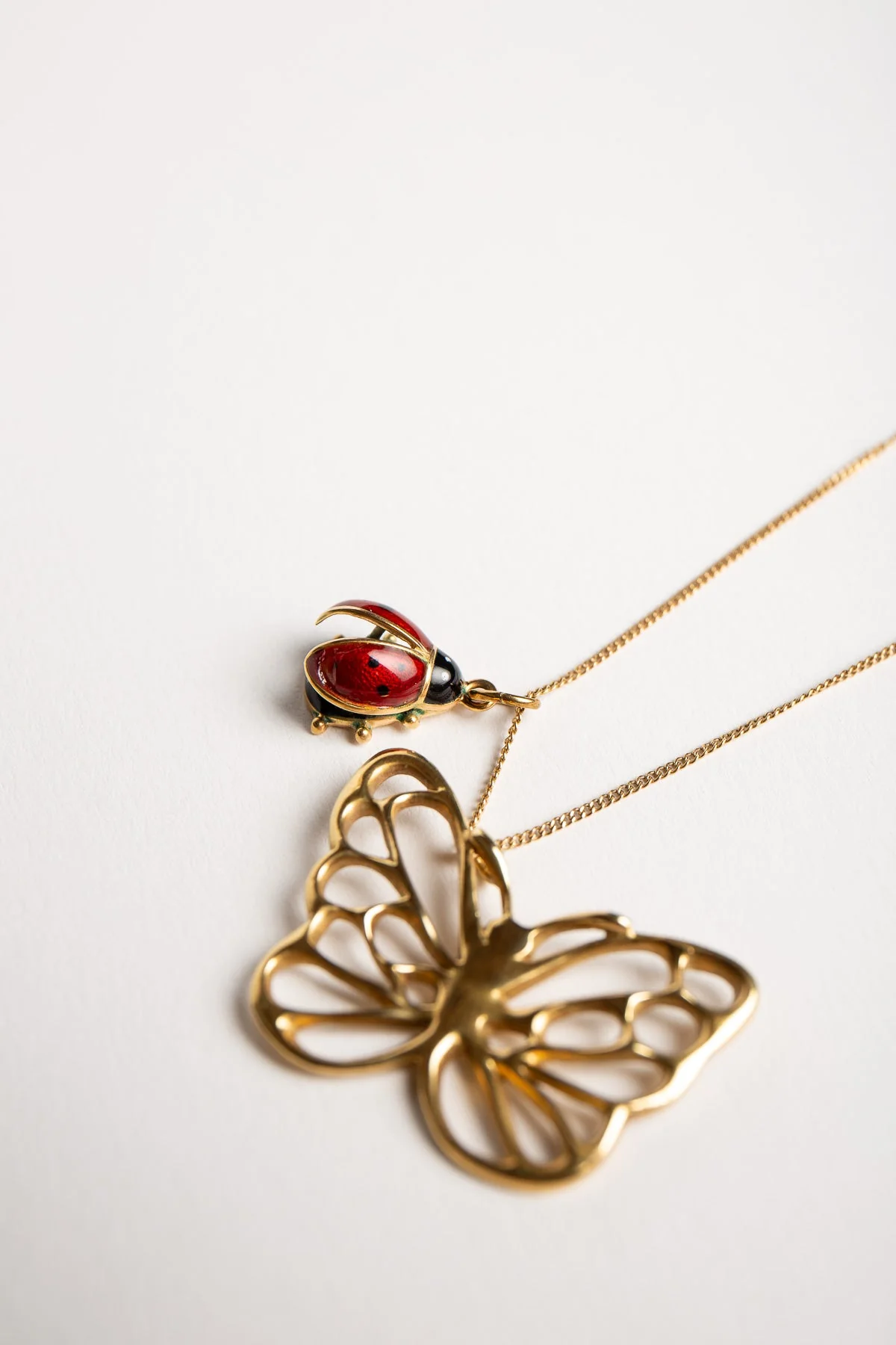 ANGELA CUMMINGS FOR TIFFANY & CO. | VINTAGE GOLD BUTTERFLY PENDANT WITH LADYBUG CHARM & CHAIN - Image 2