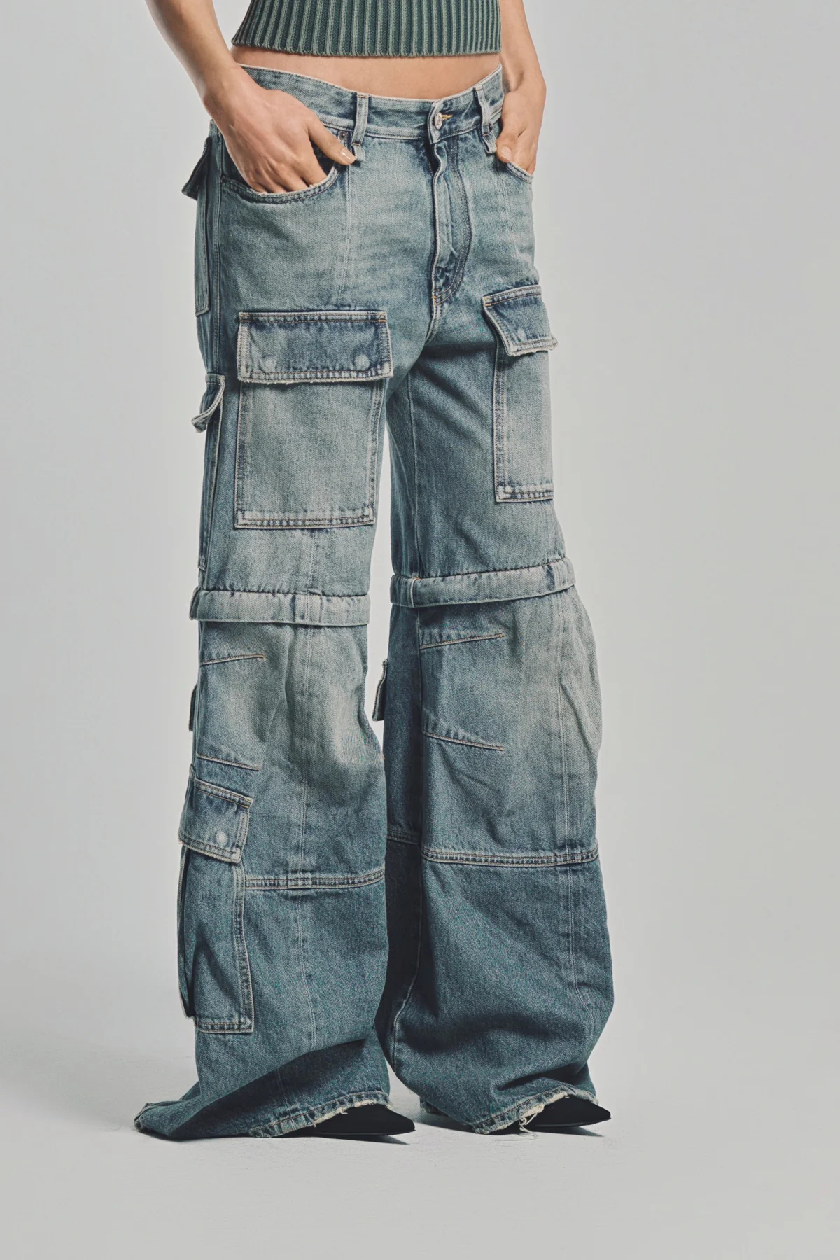 BALENCIAGA | UNISEX FLARED CARGO JEANS - Image 4
