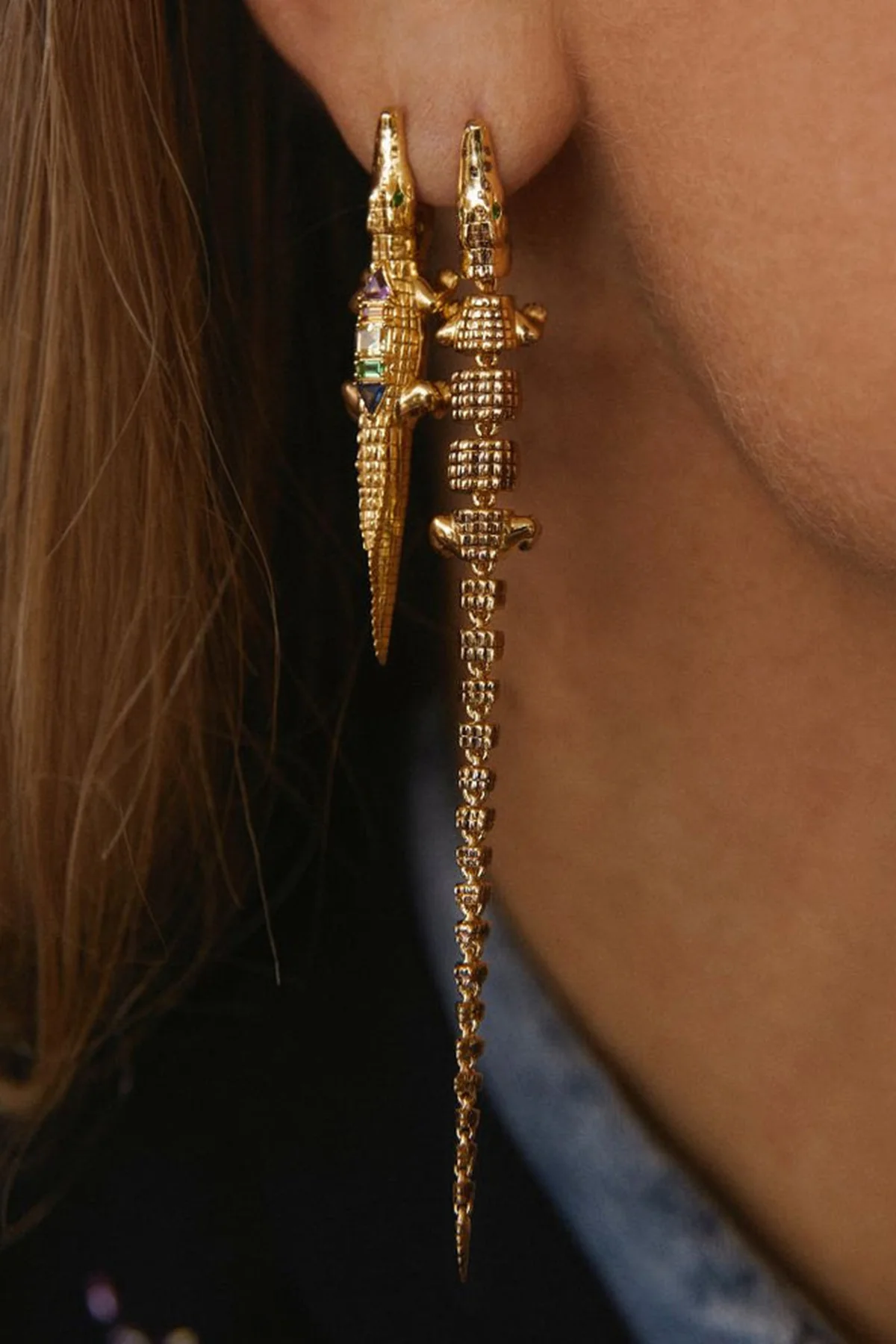 BIBI VAN DER VELDEN | EXTRA LONG GOLD ALLIGATOR VERTEBRAE BITE EARRING - Image 4