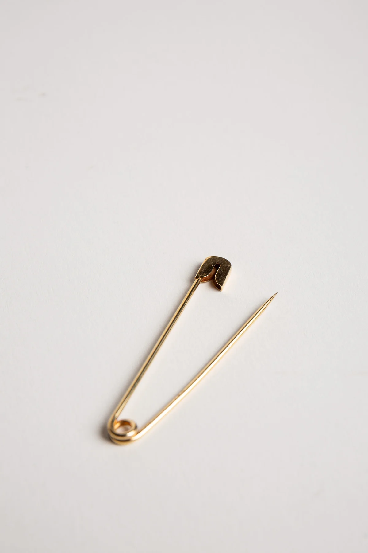 CARTIER | 1960'S 18K YELLOW GOLD SAFETY PIN - Image 3