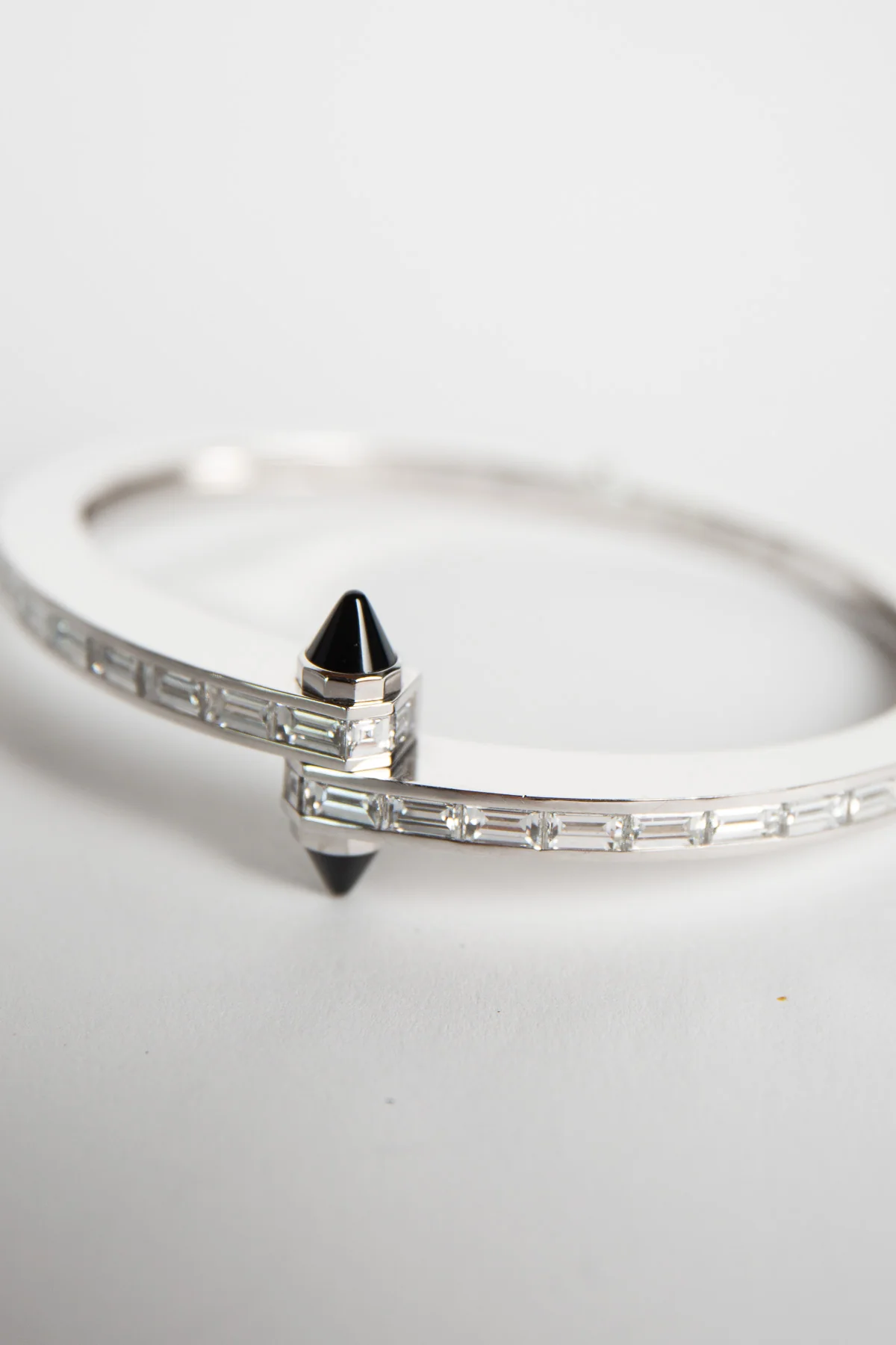 CARTIER | 1990'S WHITE GOLD, DIAMOND, ONYX BRACLET - Image 5