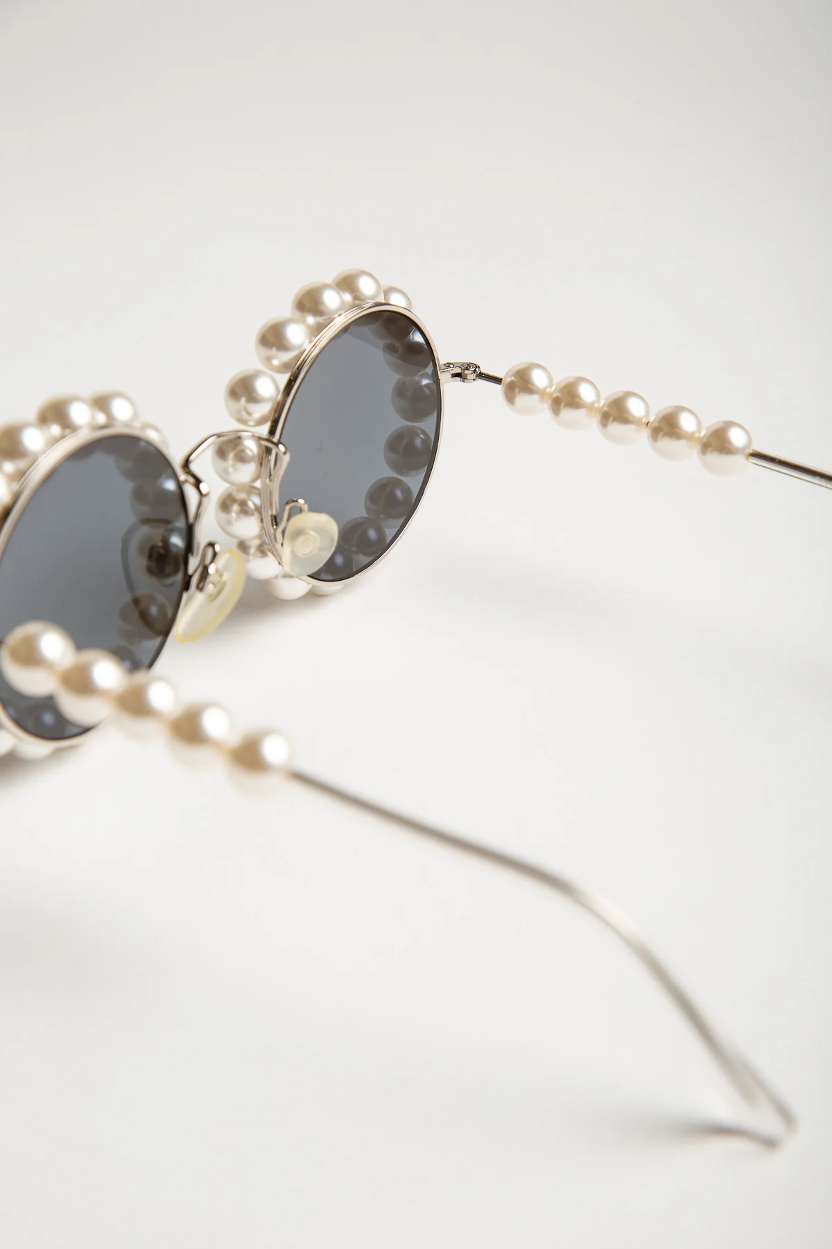CHANEL | VINTAGE 1994 PEARL RUNWAY SUNGLASSES - Image 3
