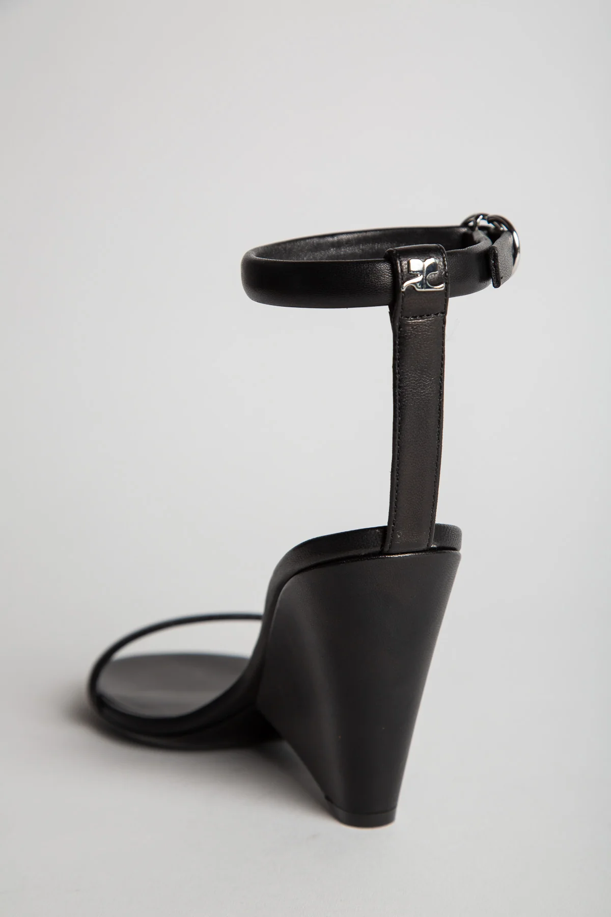 COURRÈGES | OBLIQUE LEATHER SANDALS - Image 14