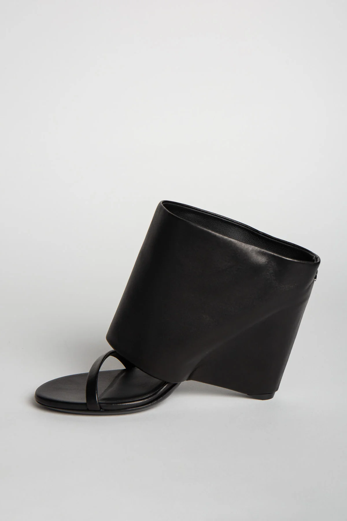 COURRÈGES | OBLIQUE WEDGED LEATHER MULES - Image 2
