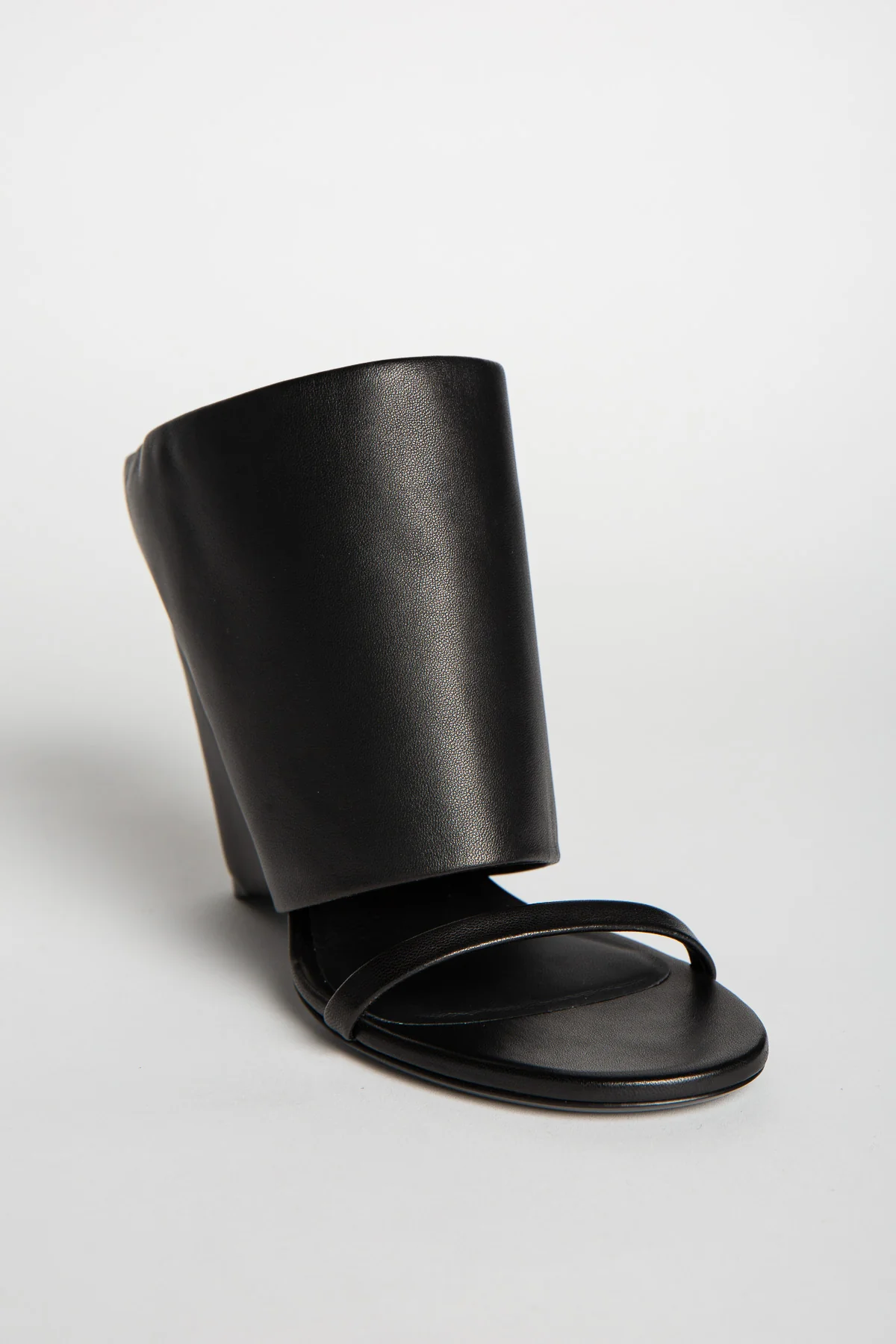 COURRÈGES | OBLIQUE WEDGED LEATHER MULES - Image 3