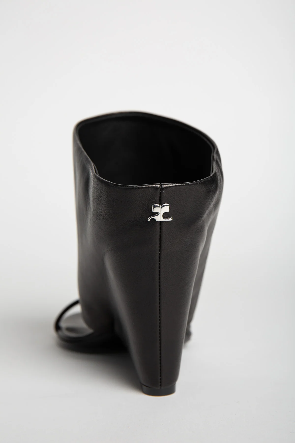 COURRÈGES | OBLIQUE WEDGED LEATHER MULES - Image 4