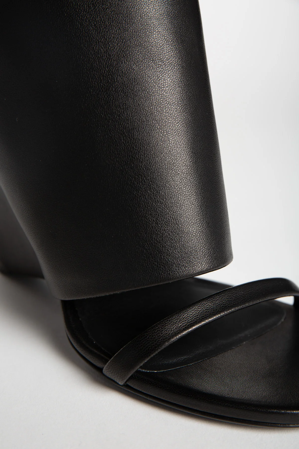 COURRÈGES | OBLIQUE WEDGED LEATHER MULES - Image 5