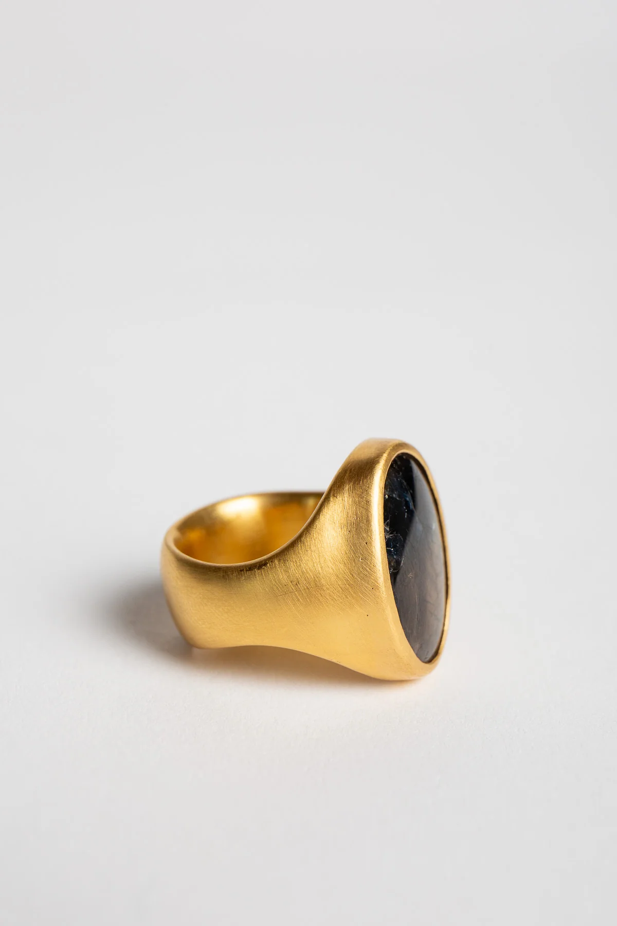 ELI HALILI | YELLOW GOLD & BROWN SAPPHIRE RING - Image 3
