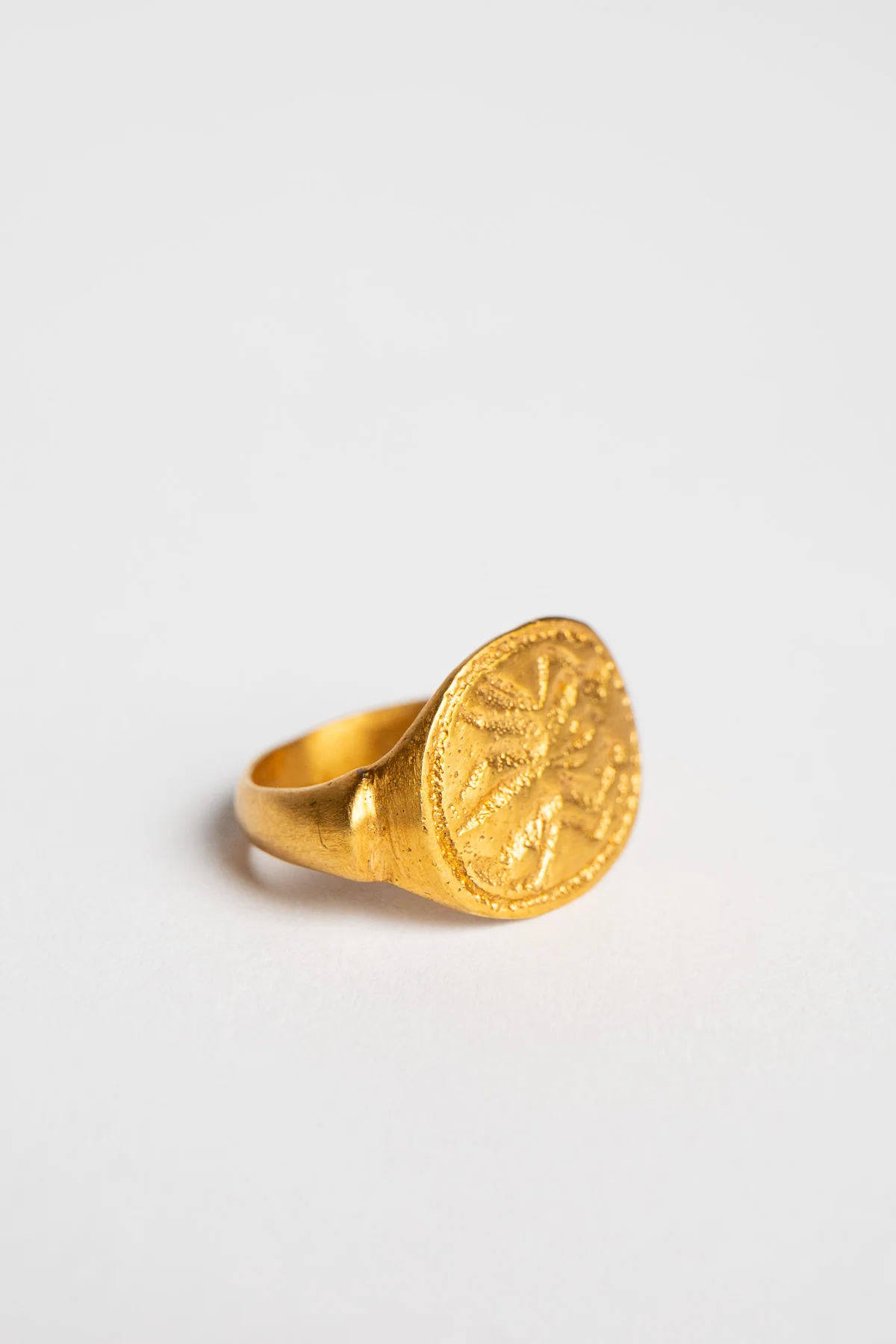 ELI HALILI | YELLOW GOLD OVAL ENGRAVED SIGNET RING - Image 2