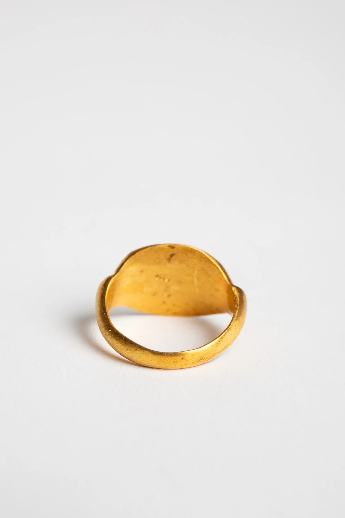 ELI HALILI | YELLOW GOLD OVAL ENGRAVED SIGNET RING - Image 3