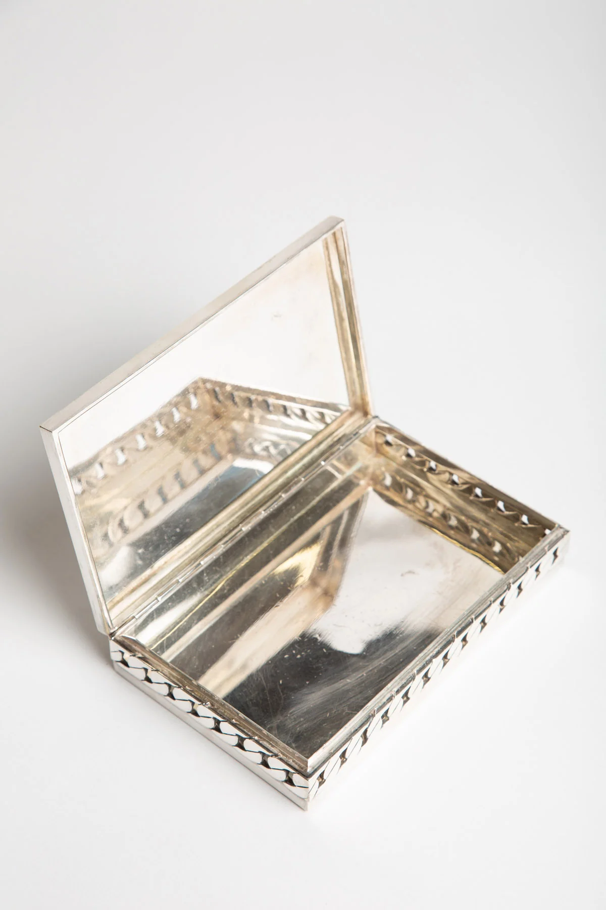 GUCCI | VINTAGE STERLING SILVER BOX WITH CHAIN MOTIF - Image 3