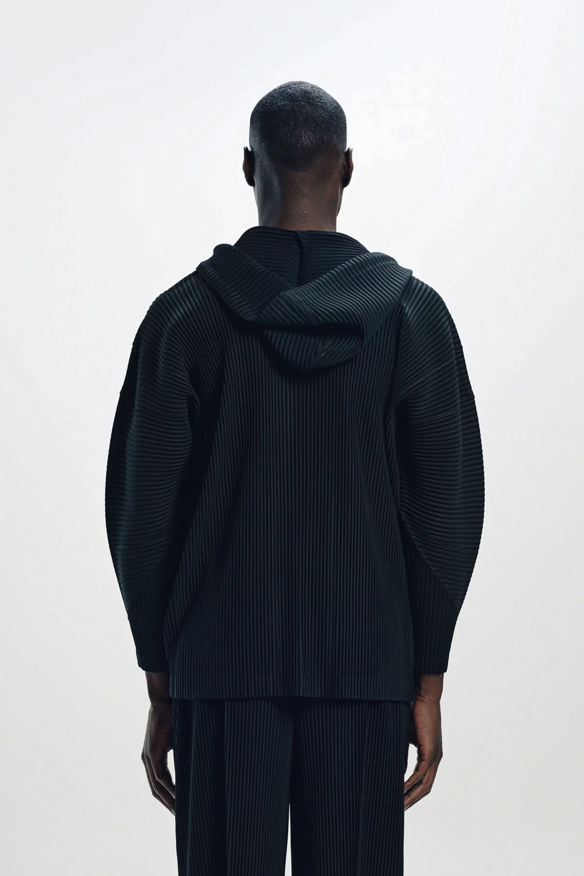 HOMME PLISSÉ ISSEY MIYAKE | PLEATED HOODIE - Image 4