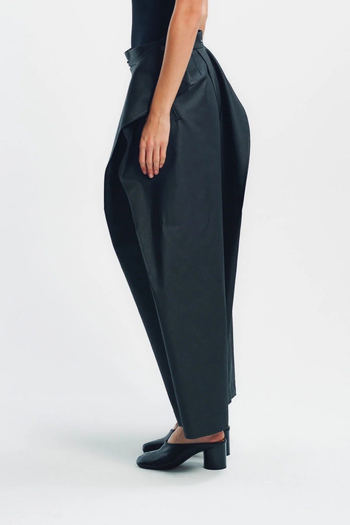 ISSEY MIYAKE | PRONOUNCED BODY PANTS - Image 3