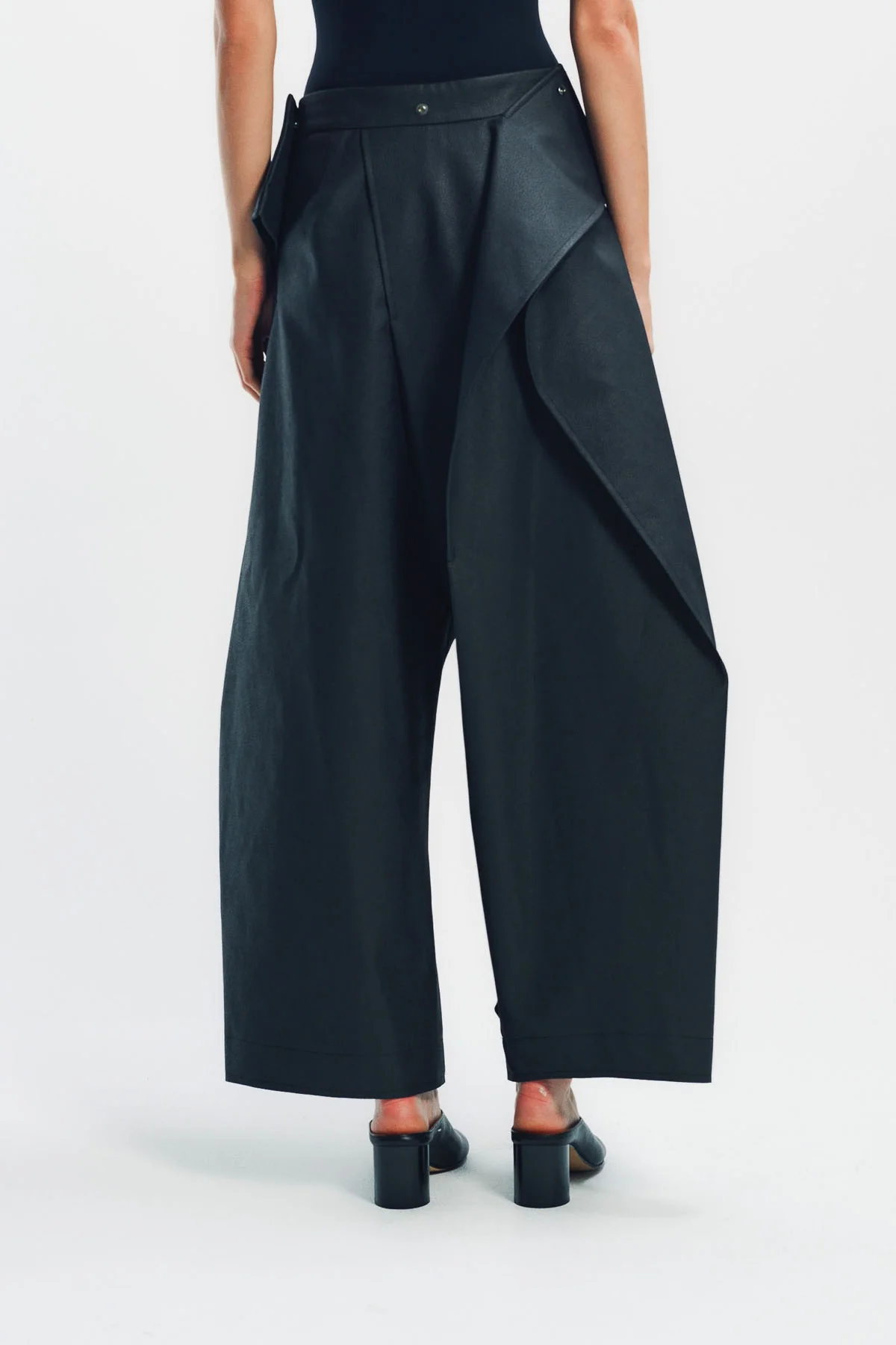 ISSEY MIYAKE | PRONOUNCED BODY PANTS - Image 4