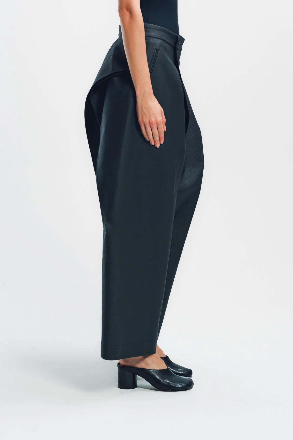 ISSEY MIYAKE | PRONOUNCED BODY PANTS - Image 5