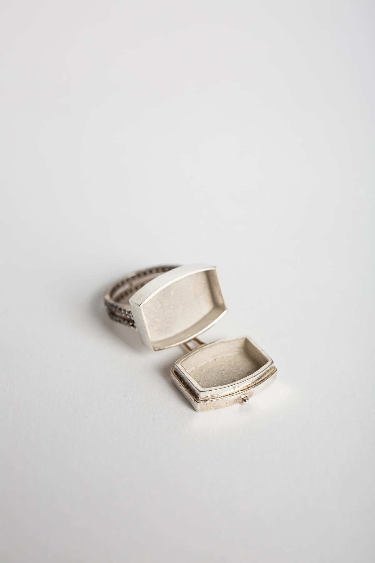 JOANNE FISKE | DIAMOND CROSS RING - Image 4