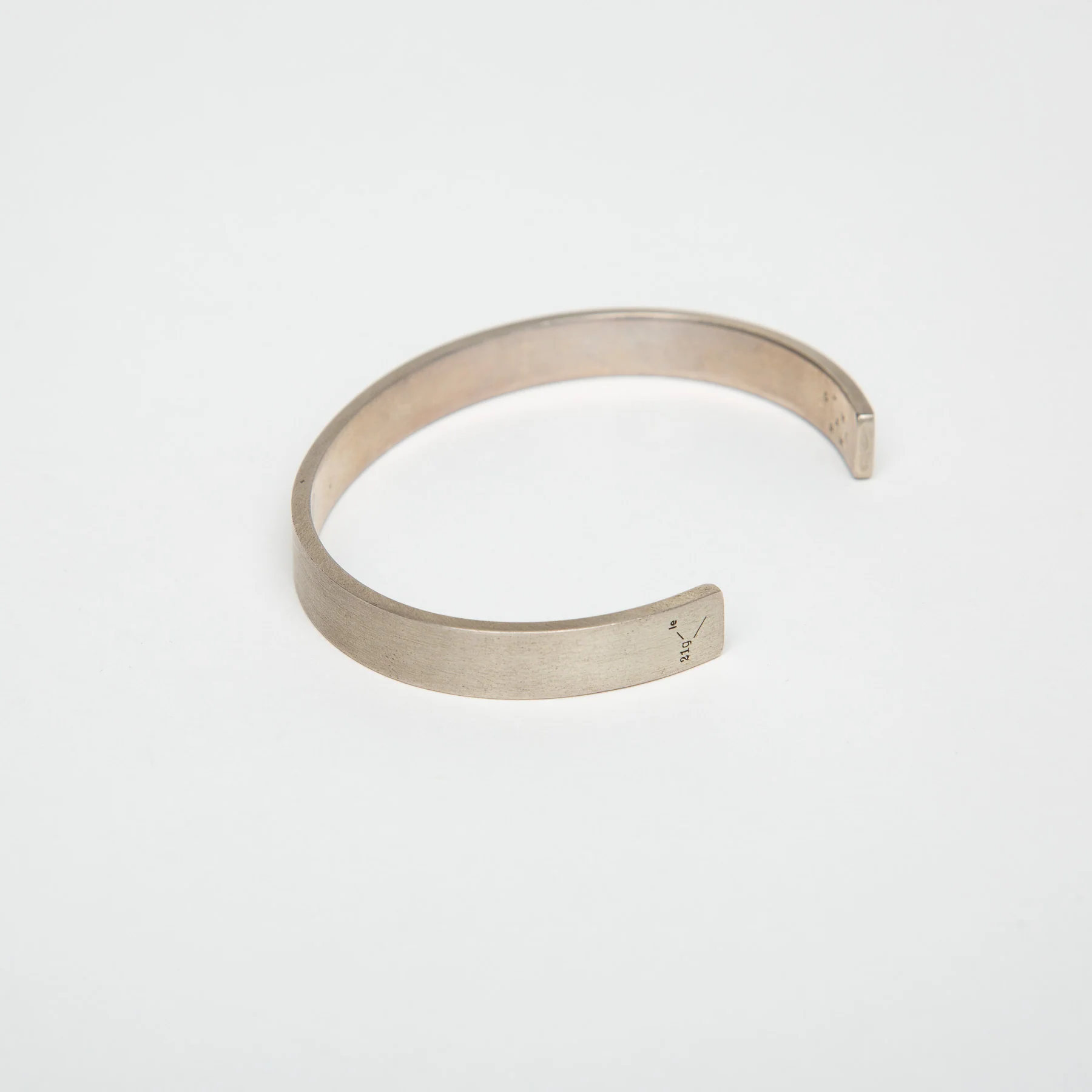 LE GRAMME | 21G BRUSHED SILVER RIBBON CUFF BRACELET - Image 3