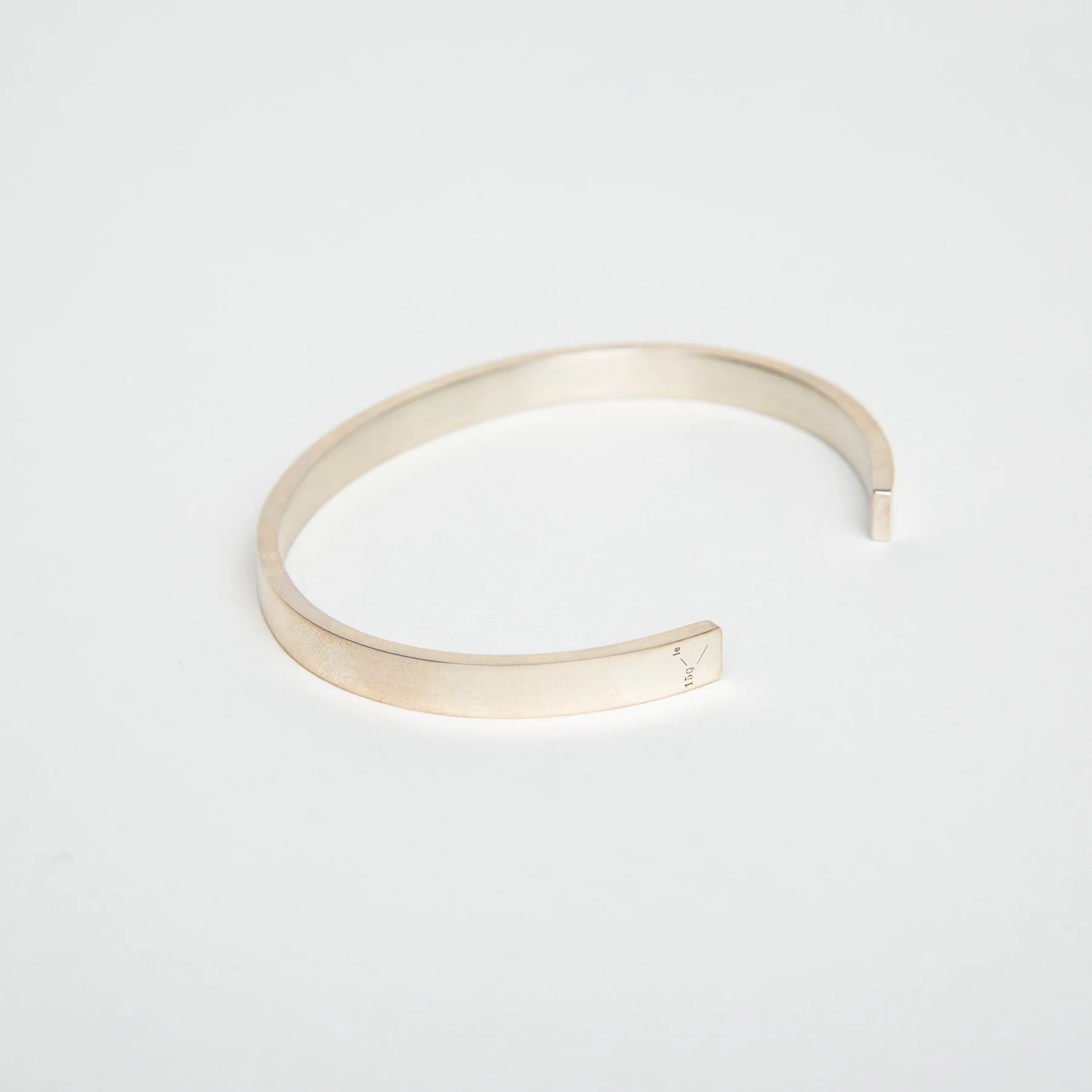 LE GRAMME | 15G POLISHED SILVER RIBBON CUFF BRACELET - Image 3