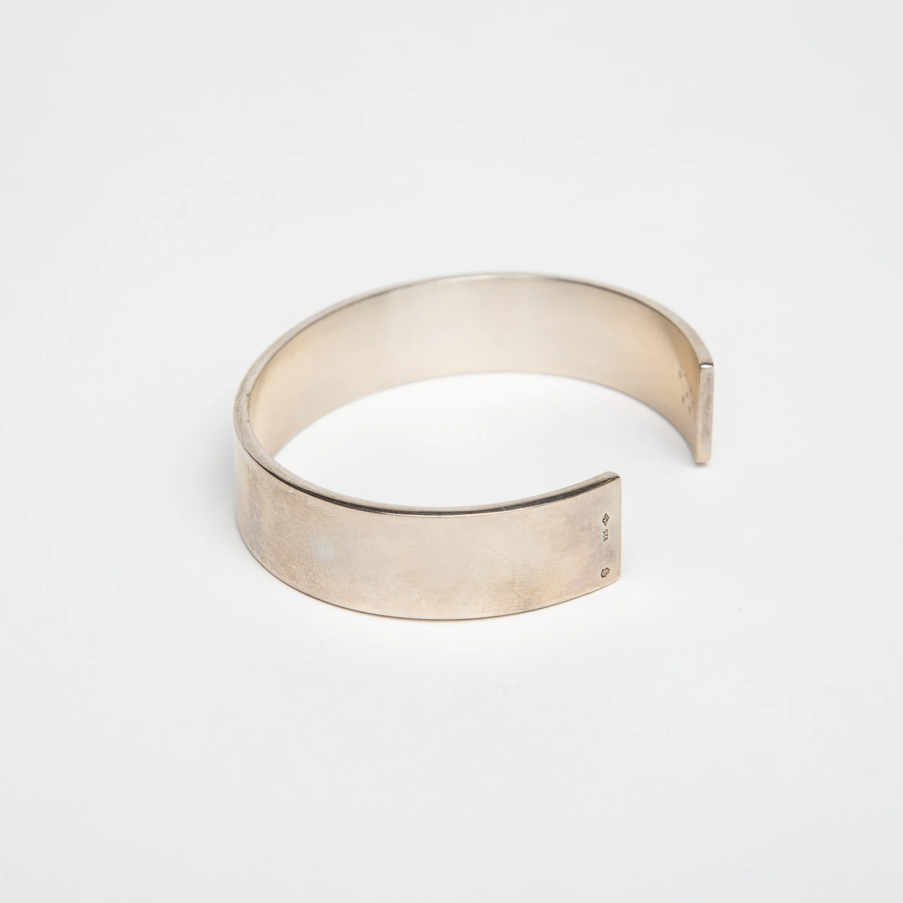 LE GRAMME | 41G POLISHED SILVER RIBBON CUFF BRACELET - Image 3