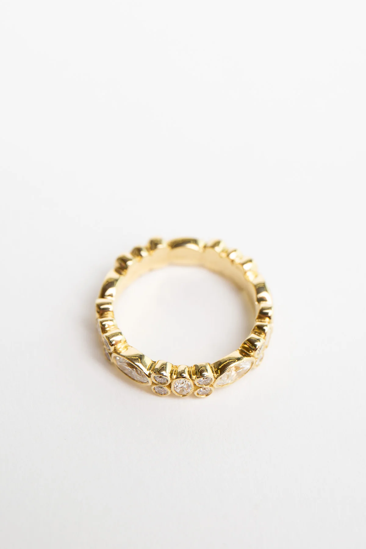 MAUD JEWELRY | 18K GOLD OVAL & ROUND DIAMOND STACK RING - Image 3