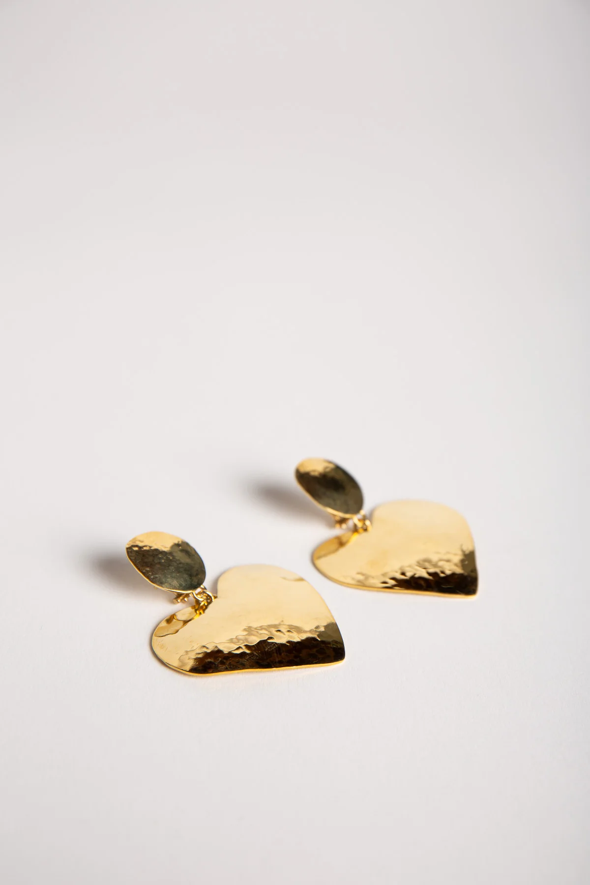 MAUD JEWELRY | 18K YELLOW GOLD HEART EARRINGS - Image 2