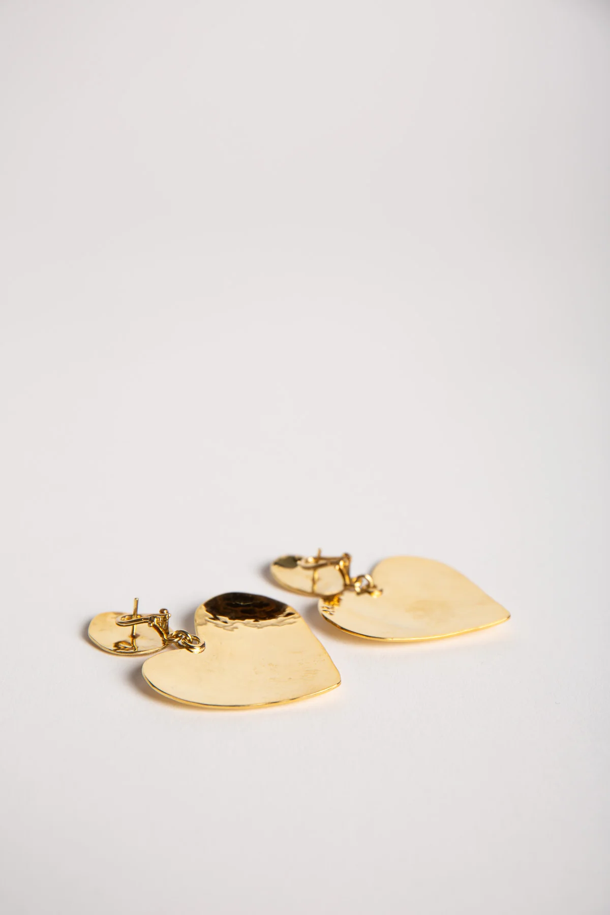 MAUD JEWELRY | 18K YELLOW GOLD HEART EARRINGS - Image 3