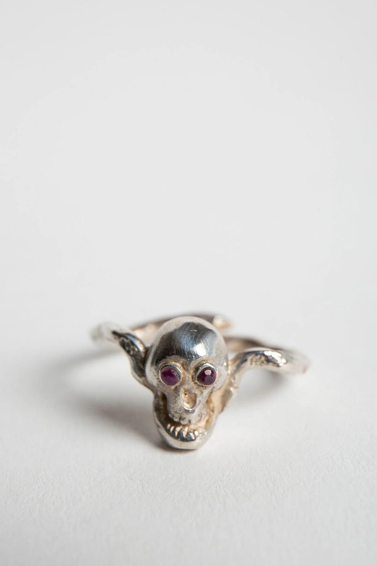 MAX-SS | RUBY SINGLE SKULL RING