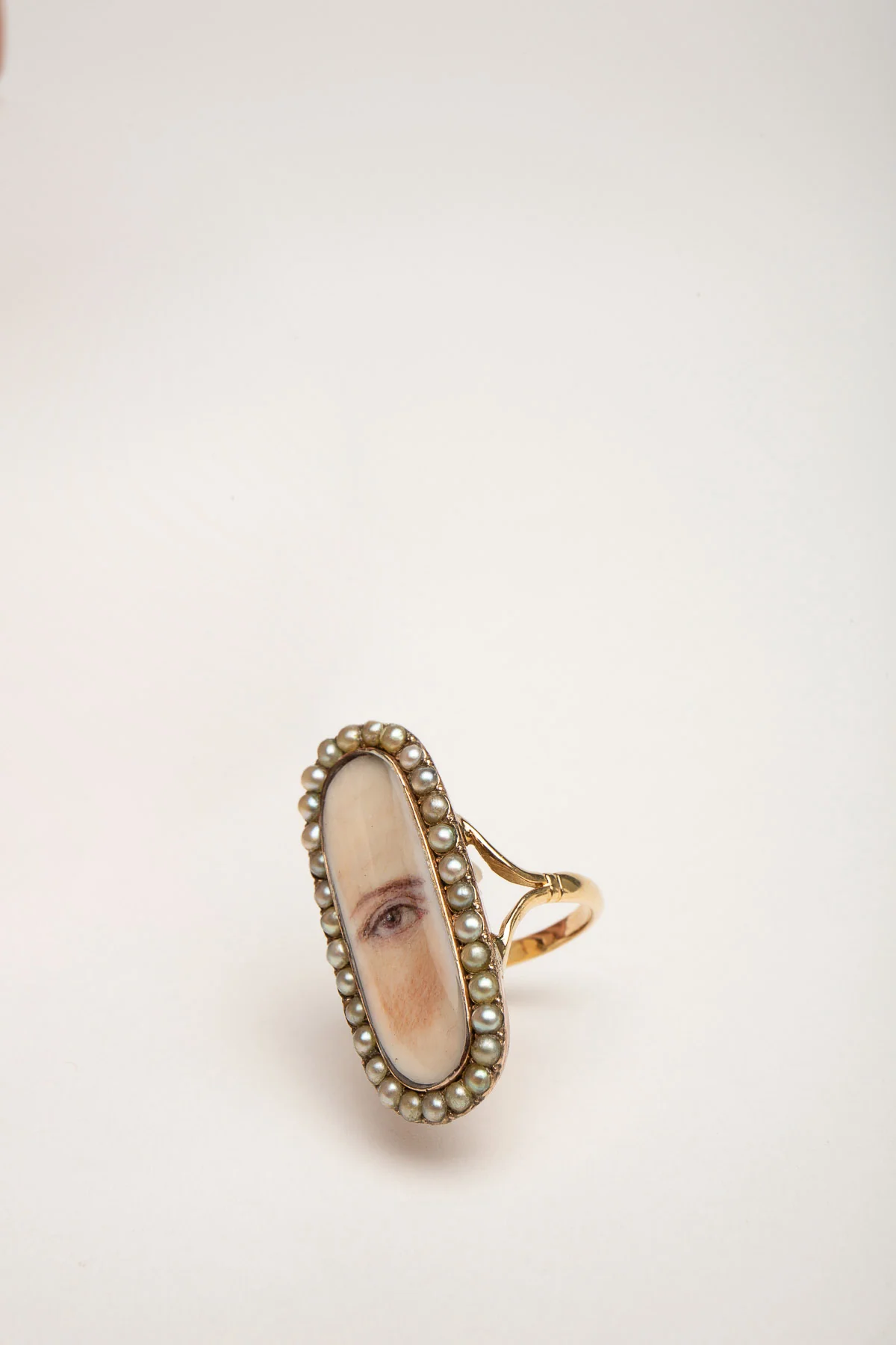 MAXFIELD PRIVATE COLLECTION | 1800'S PAINTED LONG OVAL EYE PEARL RING - Image 3