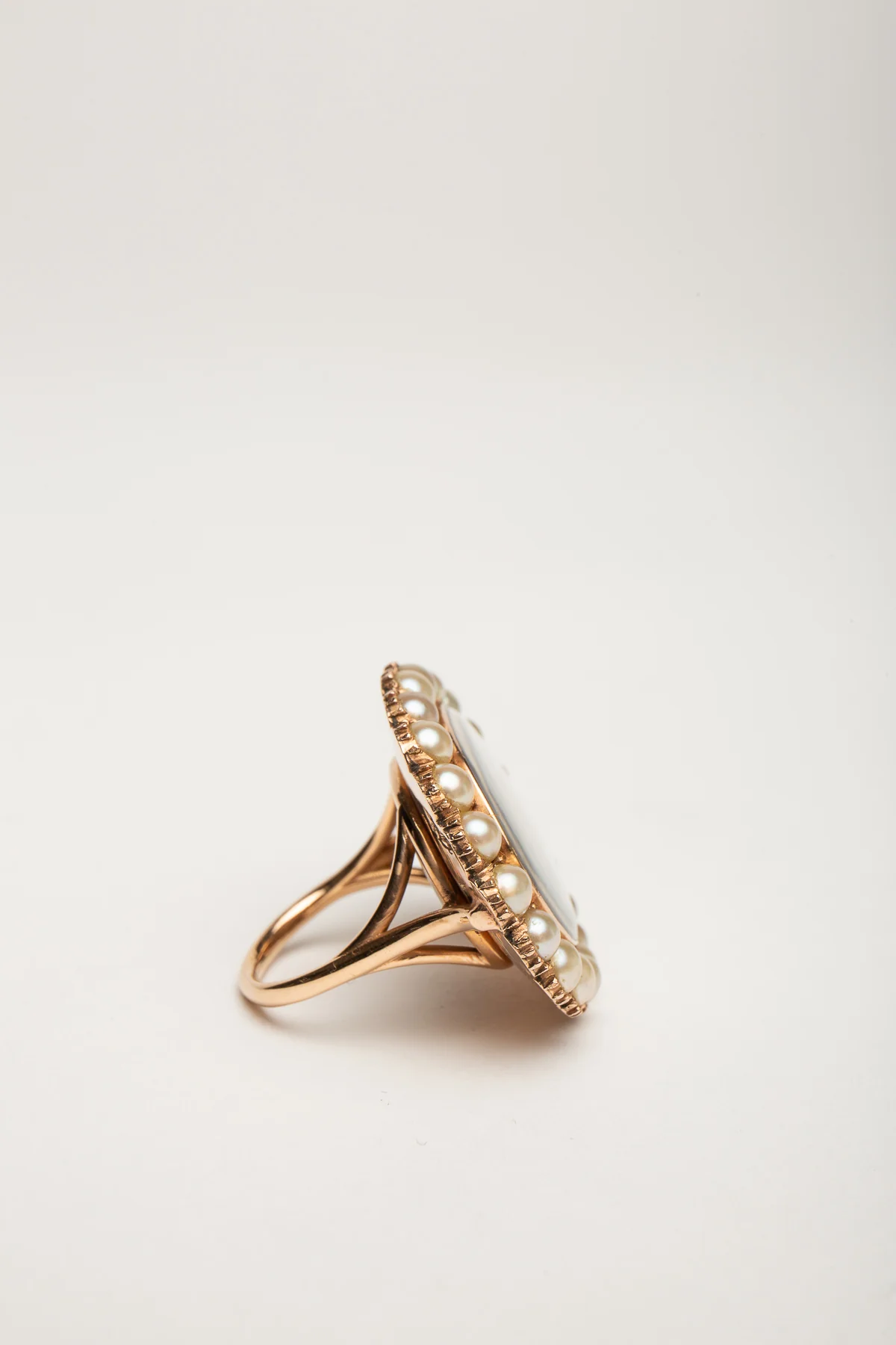MAXFIELD PRIVATE COLLECTION | 1800'S PAINTED OVAL EYE PEARL RING - Image 3