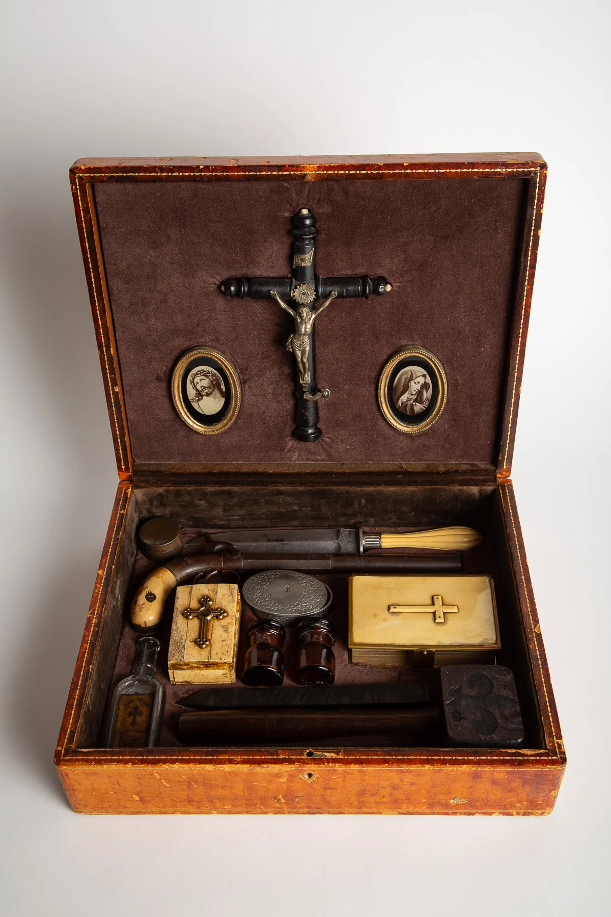 MAXFIELD PRIVATE COLLECTION | 1840'S VAMPIRE SLAYER KIT - Image 2