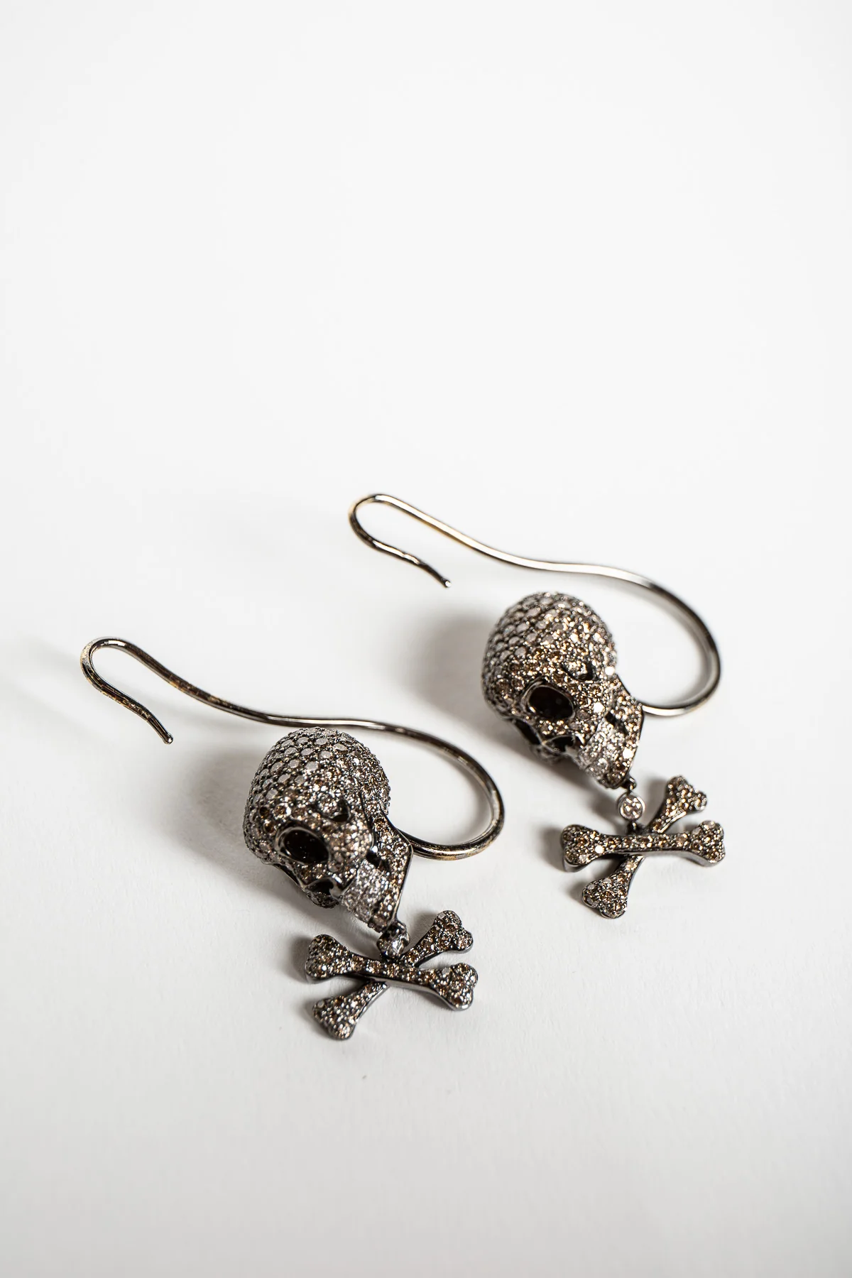 MAXFIELD PRIVATE COLLECTION | BROWN DIAMOND SKULLBONE EARRINGS - Image 3