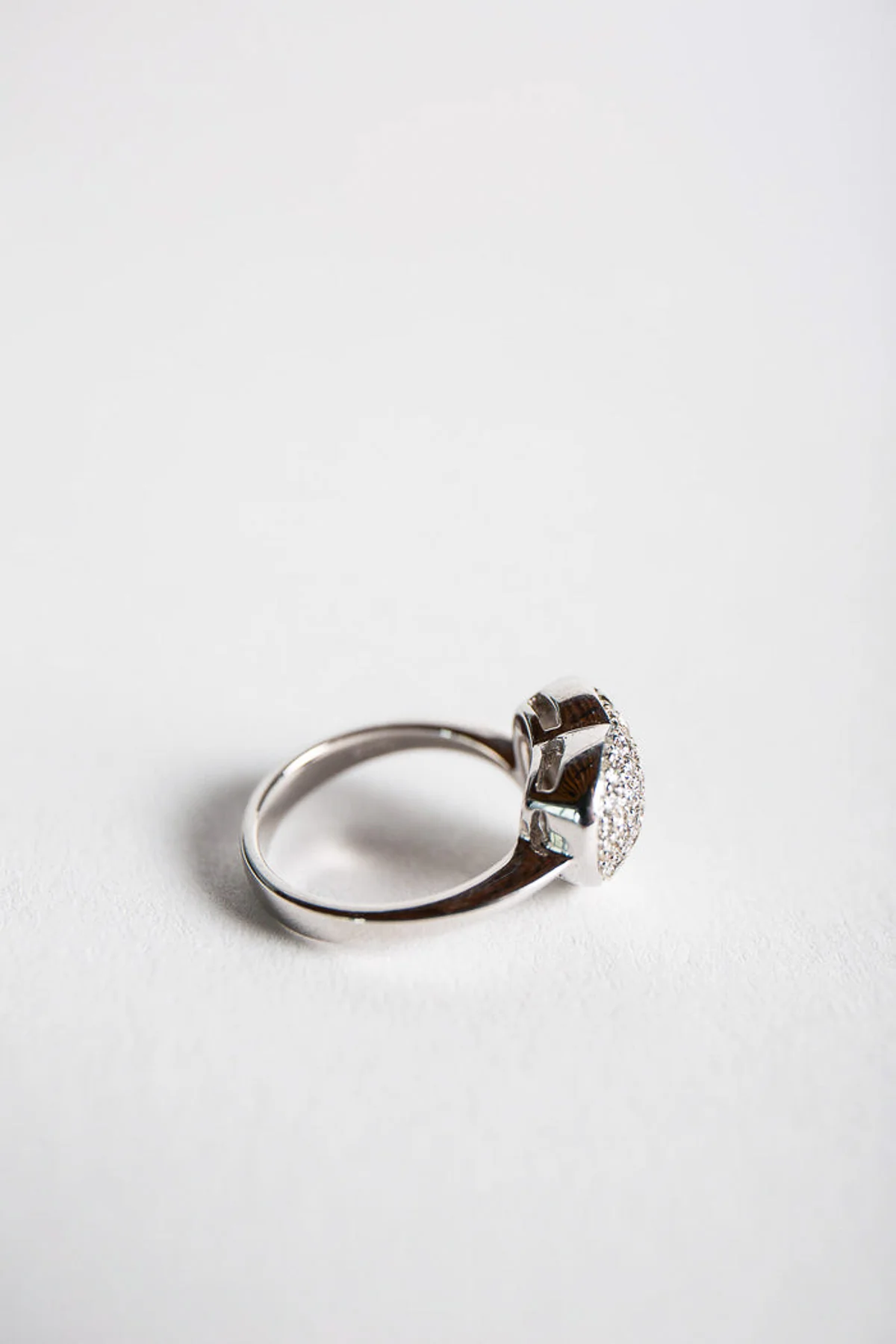 MAXFIELD PRIVATE COLLECTION | WHITE GOLD HEART RING - Image 2
